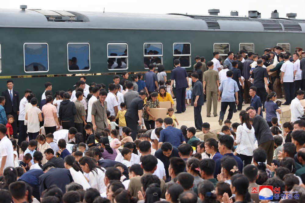 Lãnh đạo Triều Tiên đi tàu bọc thép mang hàng viện trợ cho người dân vùng lũ- Ảnh 6.