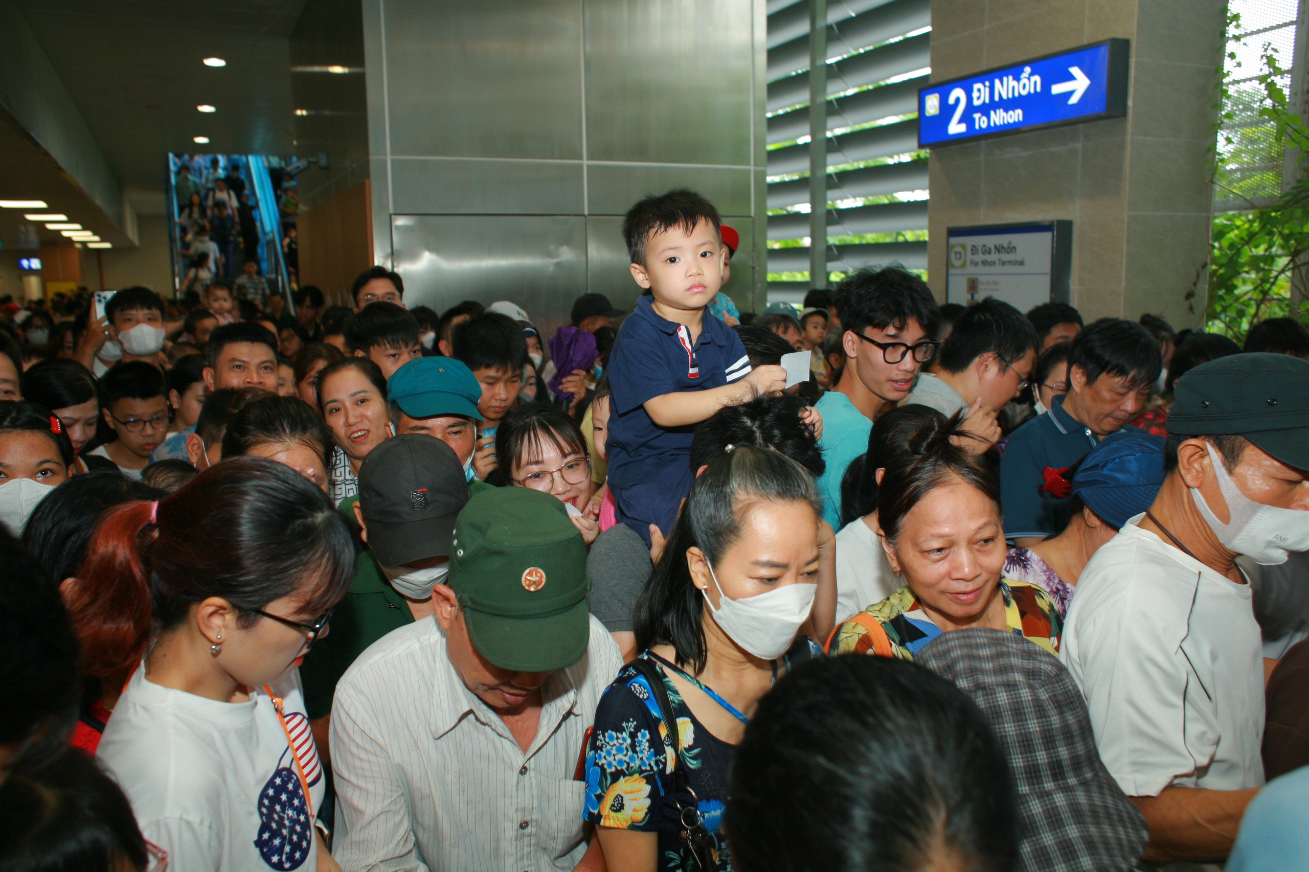 Metro Nhổn - ga Hà Nội đông nghẹt ngày cuối tuần- Ảnh 3.