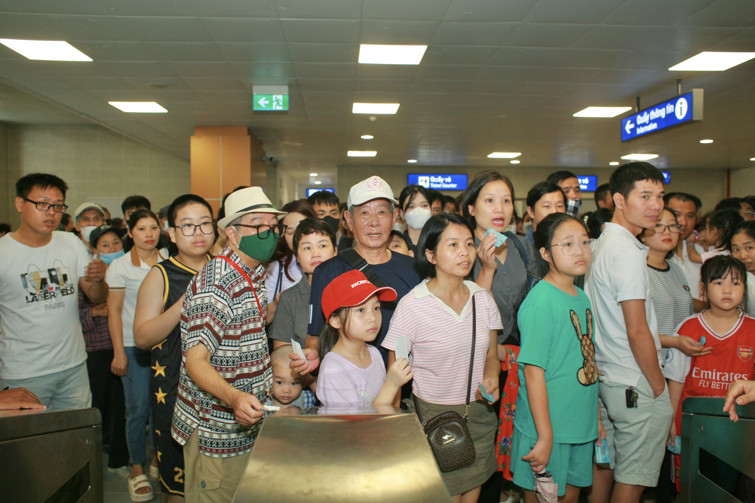 Metro Nhổn - ga Hà Nội đông nghẹt ngày cuối tuần- Ảnh 2.