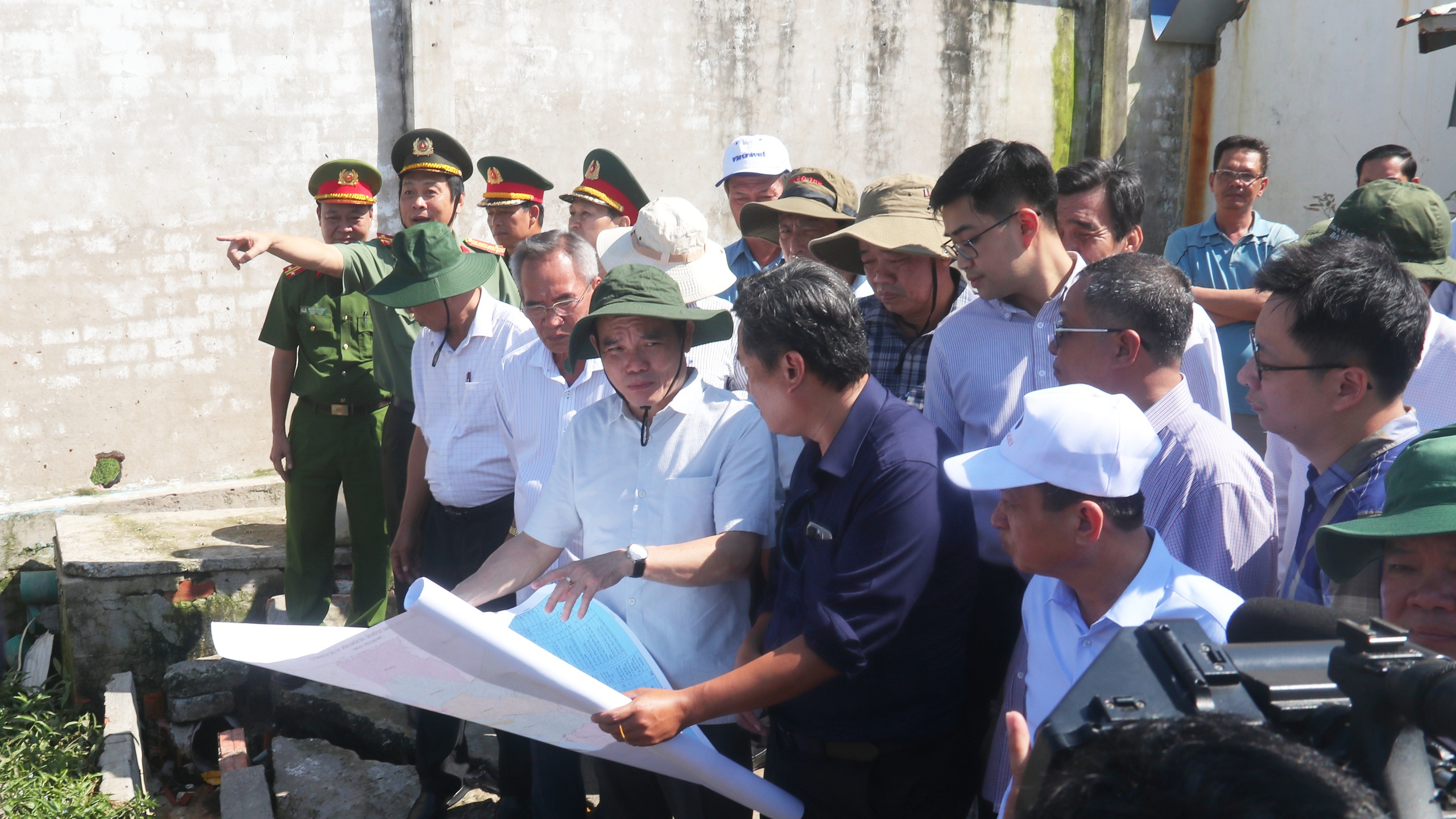 Sạt lở đê biển ở Bạc Liêu - Cà Mau: Phó thủ tướng lưu ý việc di dời dân là cấp thiết- Ảnh 1.