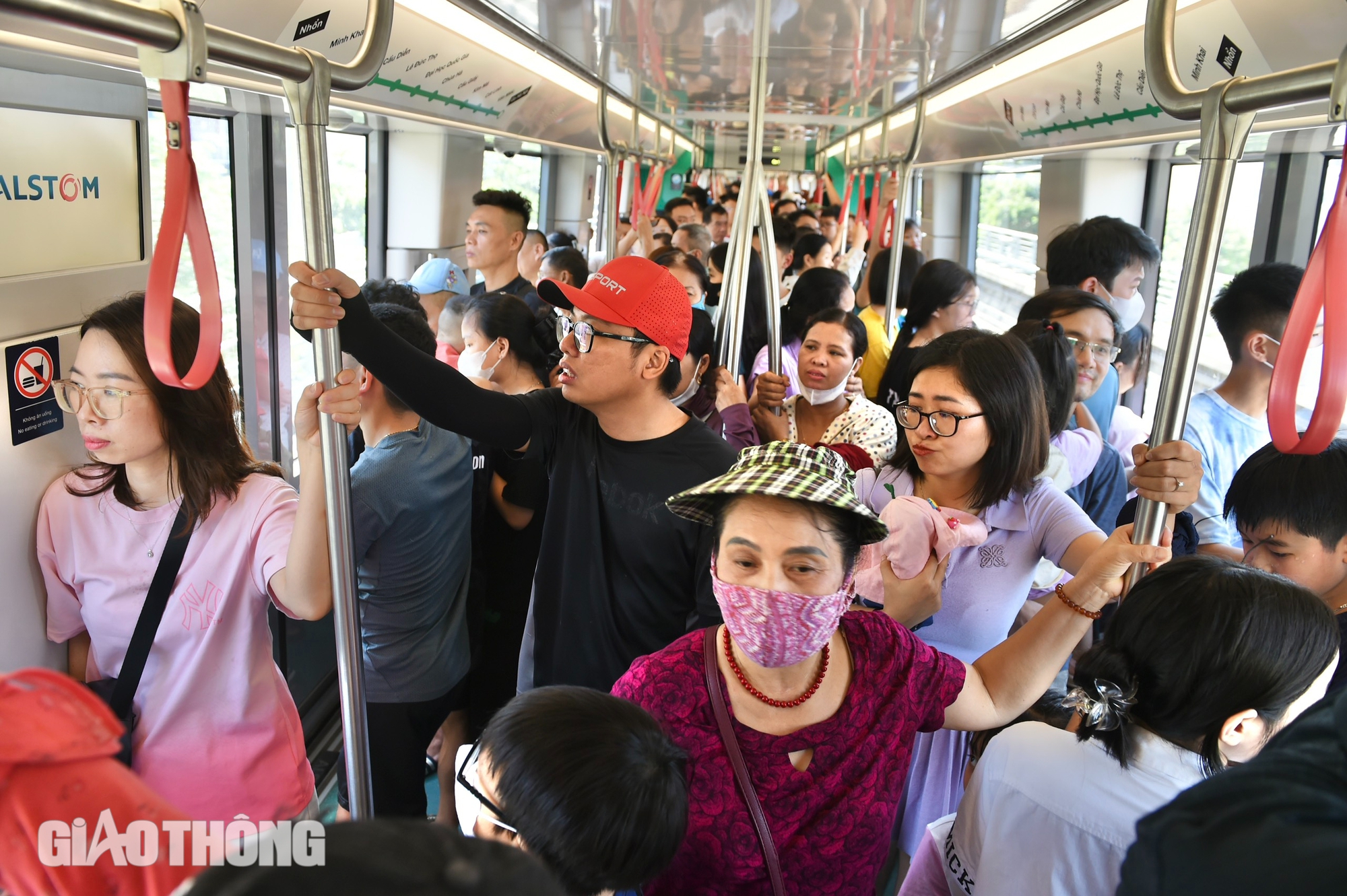 Metro Nhổn - ga Hà Nội đông nghẹt ngày cuối tuần- Ảnh 8.