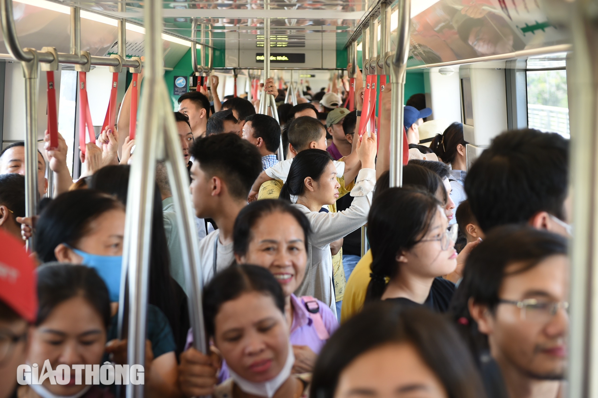 Metro Nhổn - ga Hà Nội đông nghẹt ngày cuối tuần- Ảnh 11.