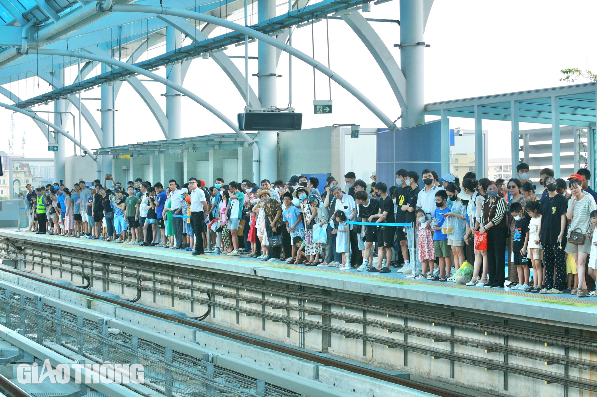 Metro Nhổn - ga Hà Nội đông nghẹt ngày cuối tuần- Ảnh 12.