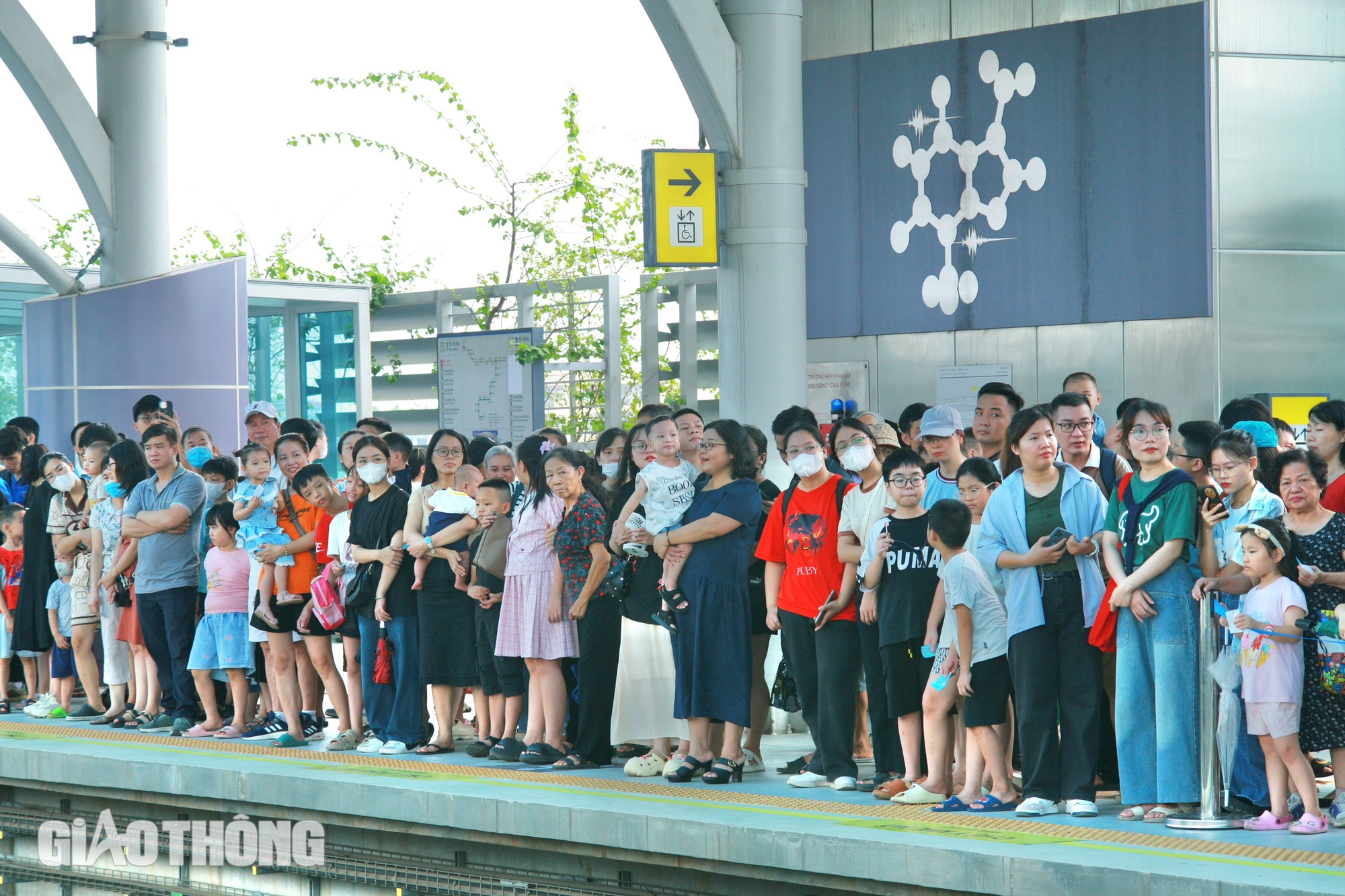 Metro Nhổn - ga Hà Nội đông nghẹt ngày cuối tuần- Ảnh 13.