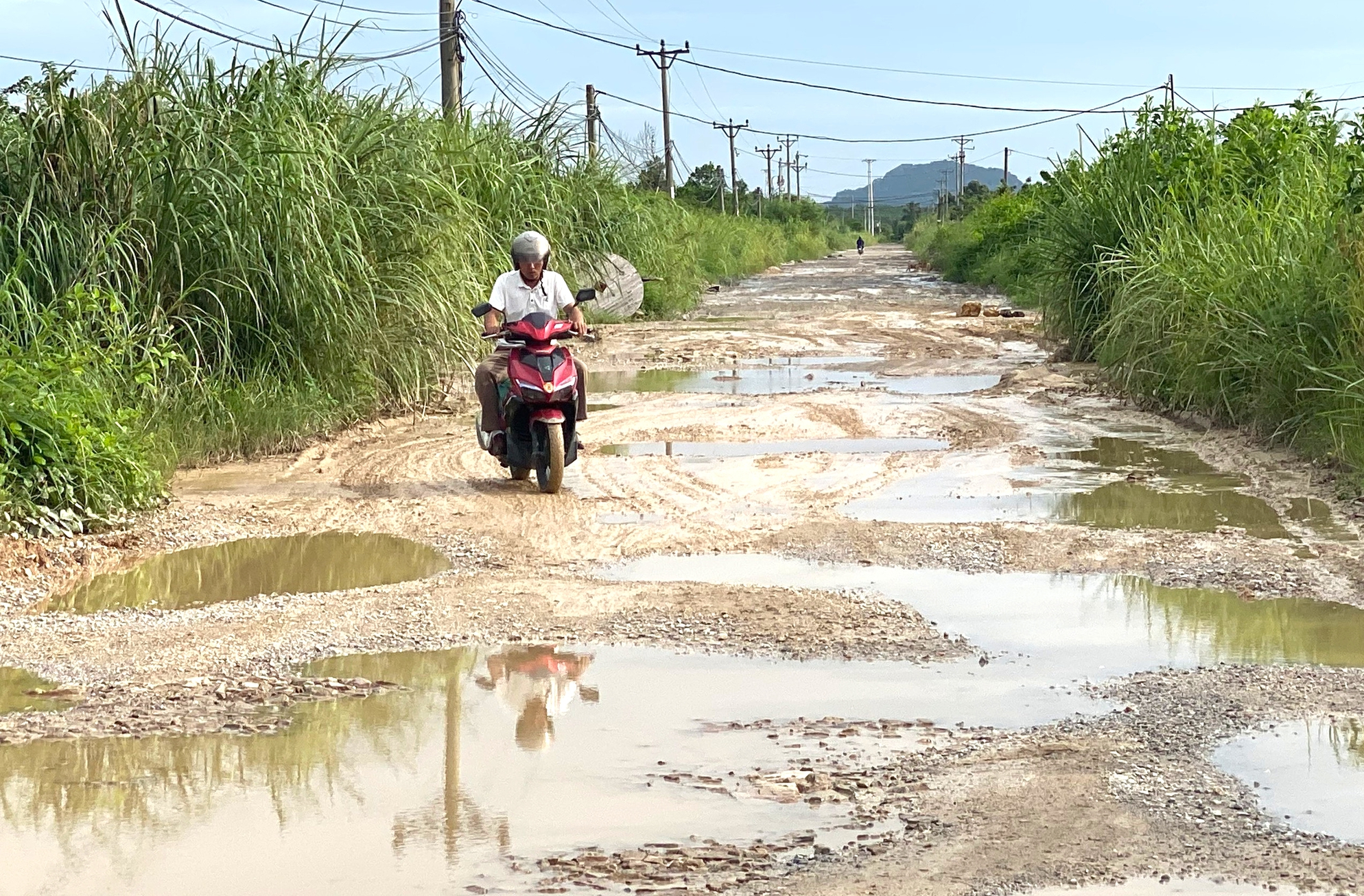 Quảng Ninh: Đường cứu hộ đê nát như ruộng cày vì xe tải trọng lớn- Ảnh 1.