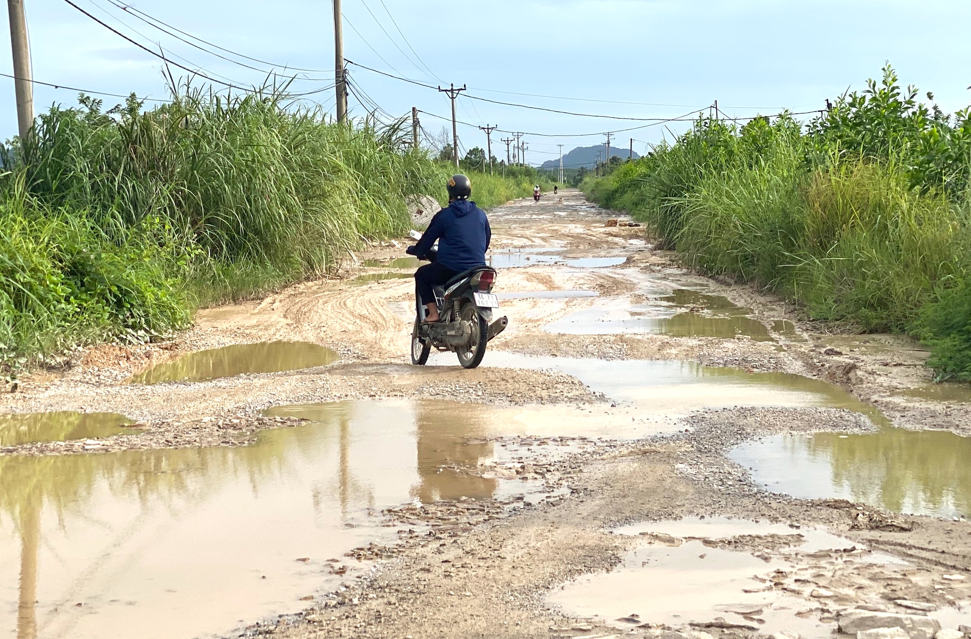 Quảng Ninh: Đường cứu hộ đê nát như ruộng cày vì xe tải trọng lớn- Ảnh 2.