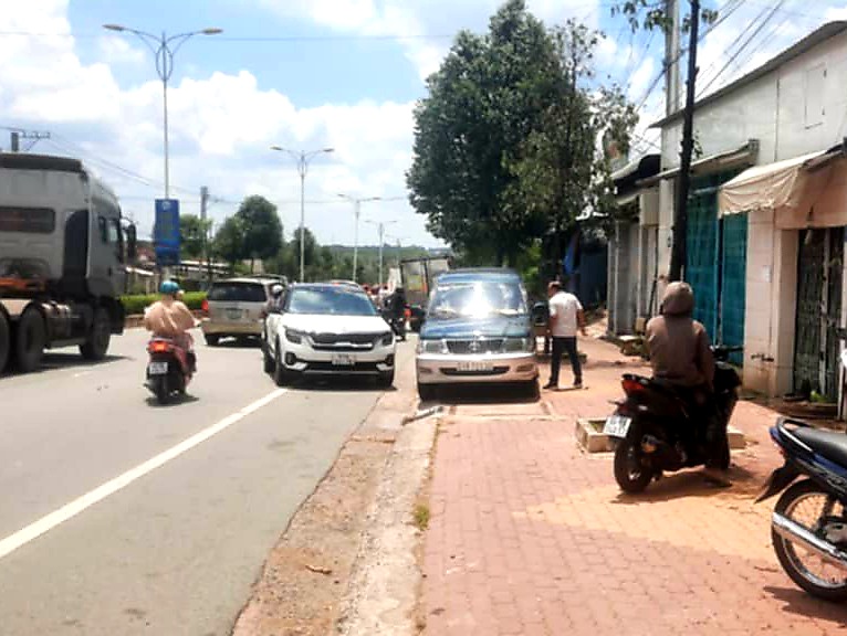 Bình Dương: Tài xế ô tô rượt đuổi, chặn đầu đập bể kính ô tô khác- Ảnh 1.