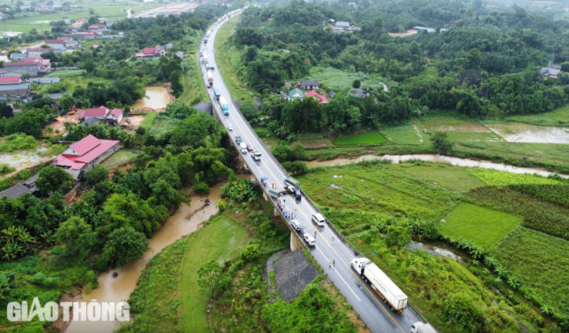 Hiện trường vụ TNGT, giữa 3 xe ô tô khiến 2 người thương vong.