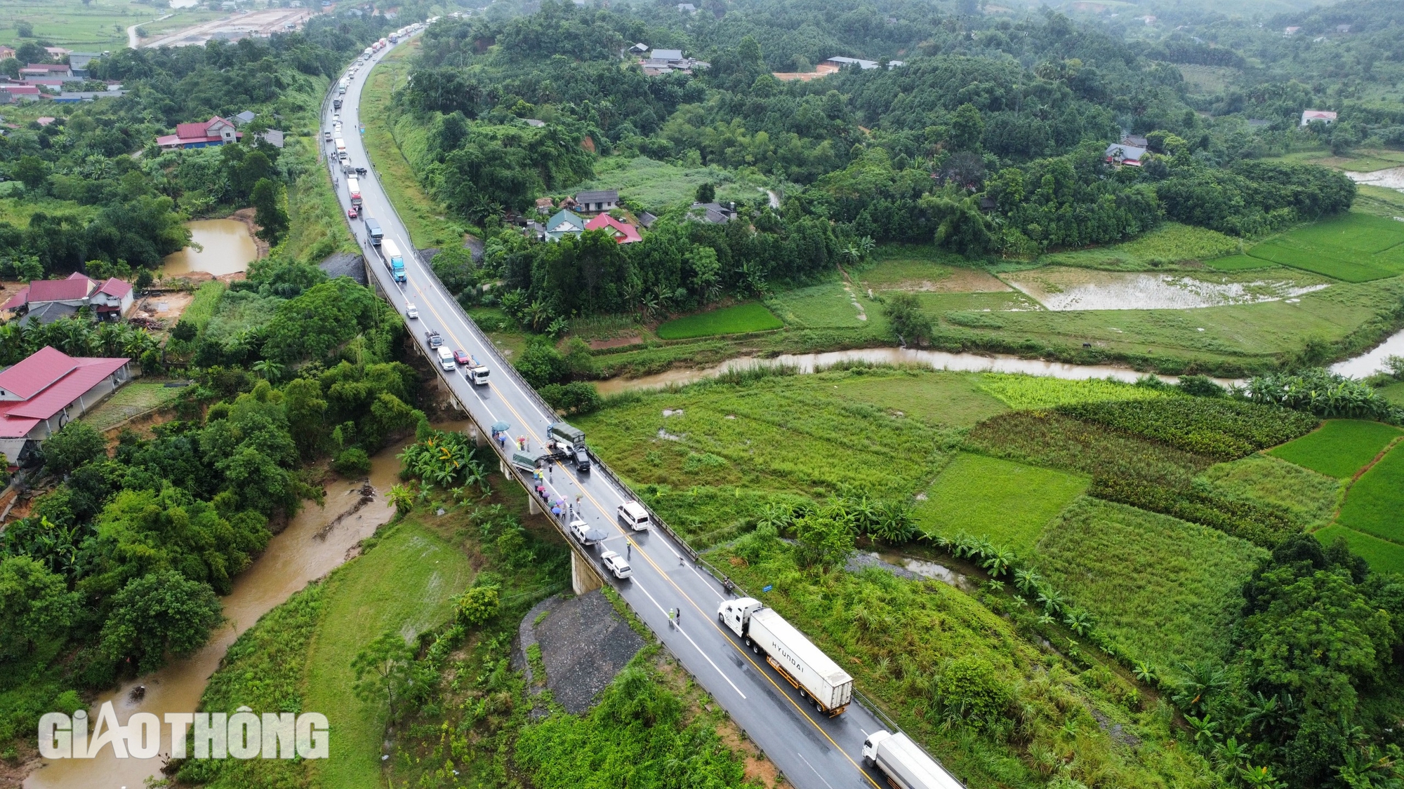 Tai nạn trên cao tốc Nội Bài - Lào Cai: Đường đã thông 1 làn xe- Ảnh 1.