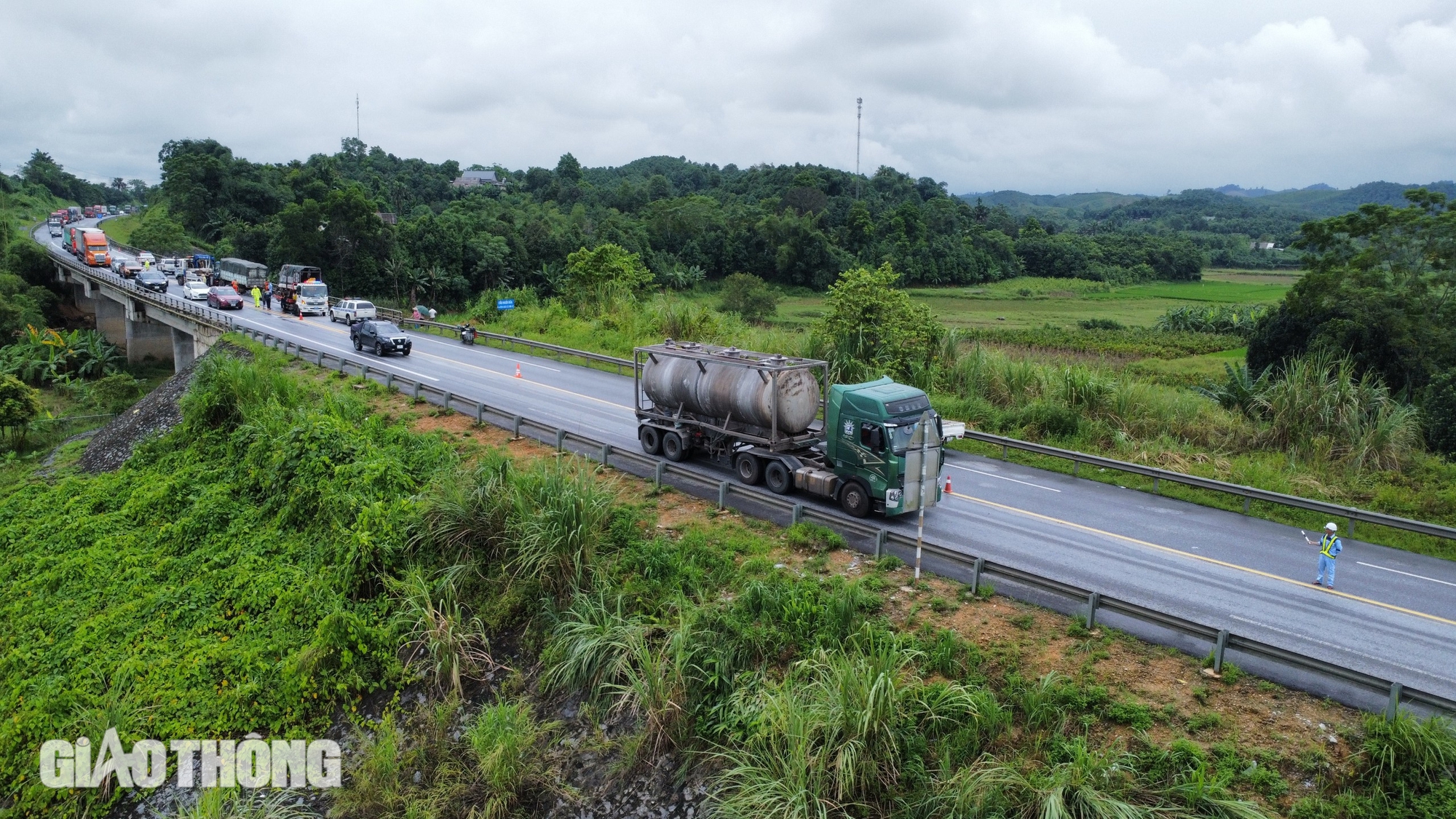 Tai nạn trên cao tốc Nội Bài - Lào Cai: Đường đã thông 1 làn xe- Ảnh 4.