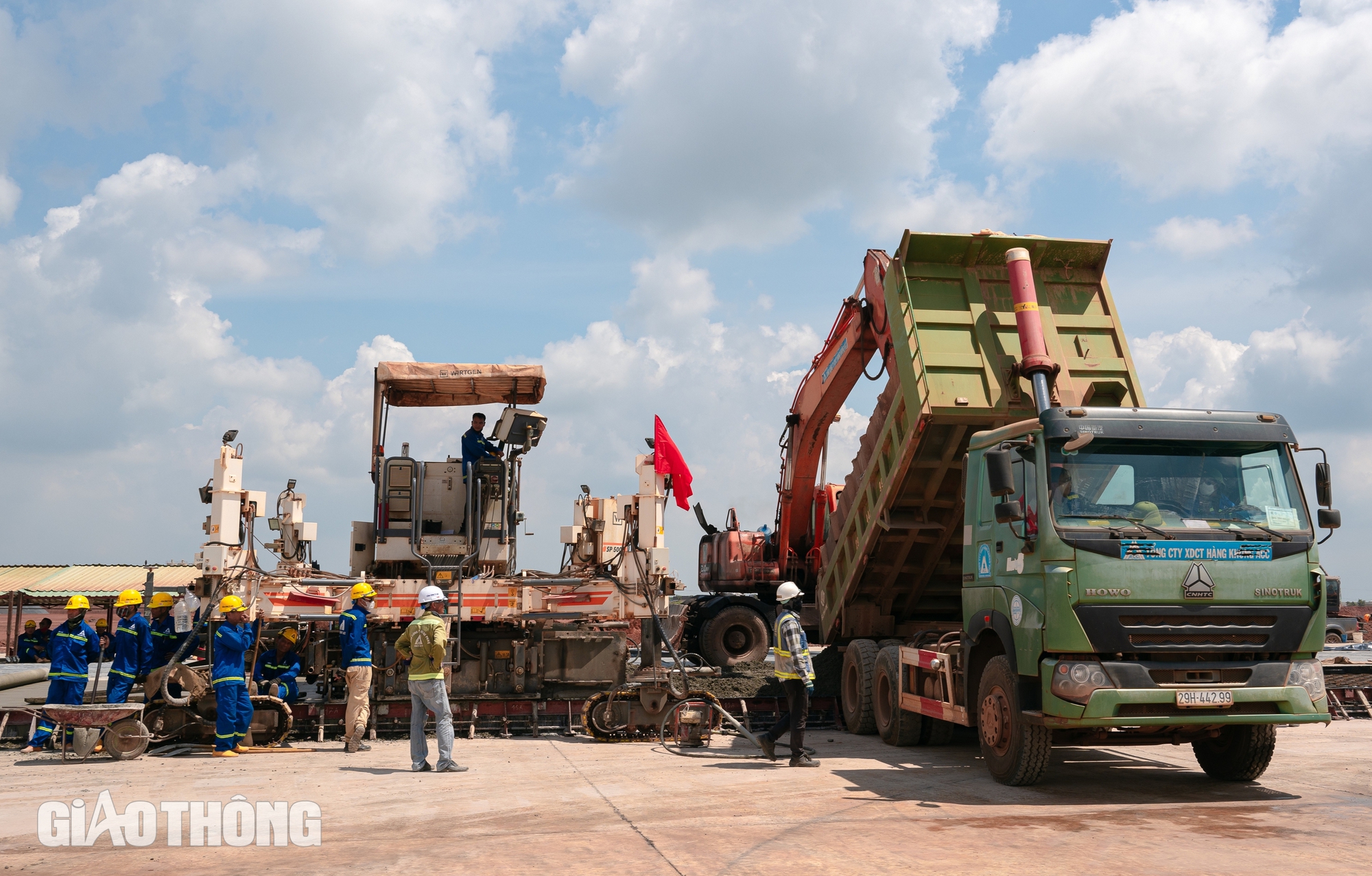 Hình hài nhà ga, đường băng sân bay Long Thành sau 1 năm khởi động- Ảnh 1.