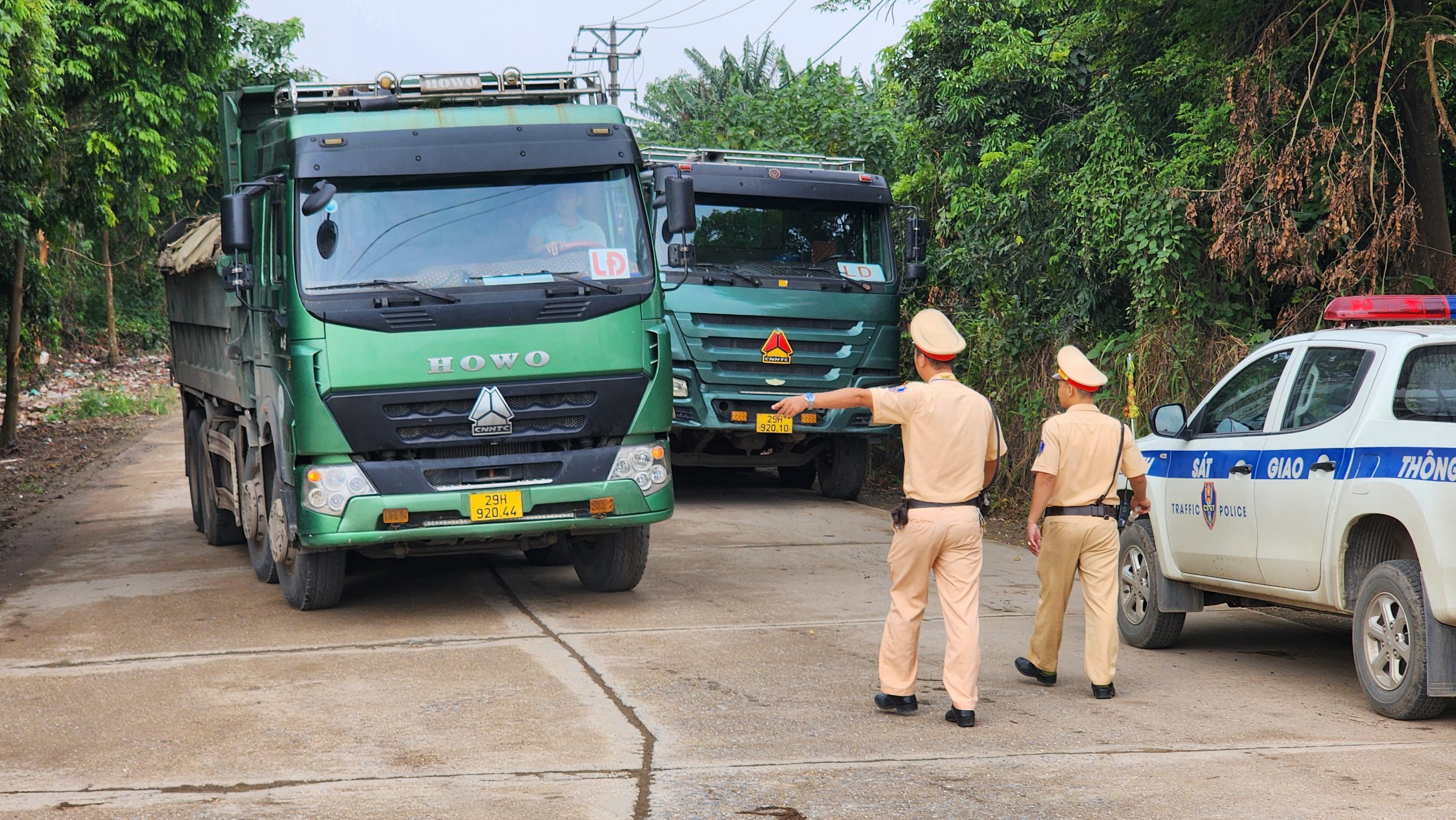 Xử phạt xe quá tải trên đê tả sông Hồng sau phản ánh của Báo Giao thông- Ảnh 2.