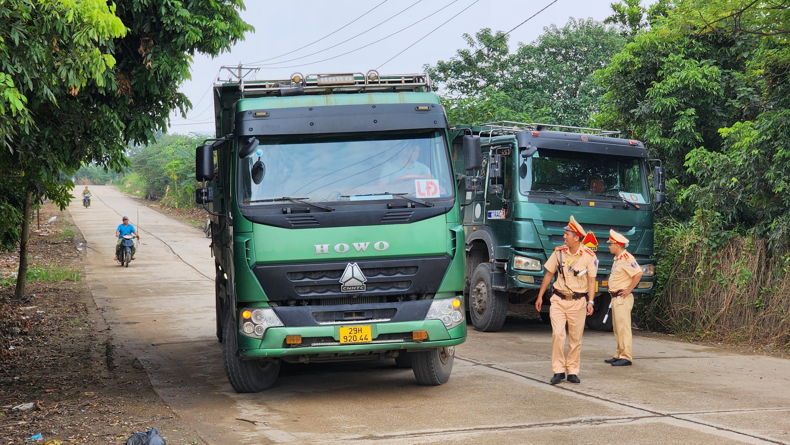 Xử phạt xe quá tải trên đê tả sông Hồng sau phản ánh của Báo Giao thông- Ảnh 7.