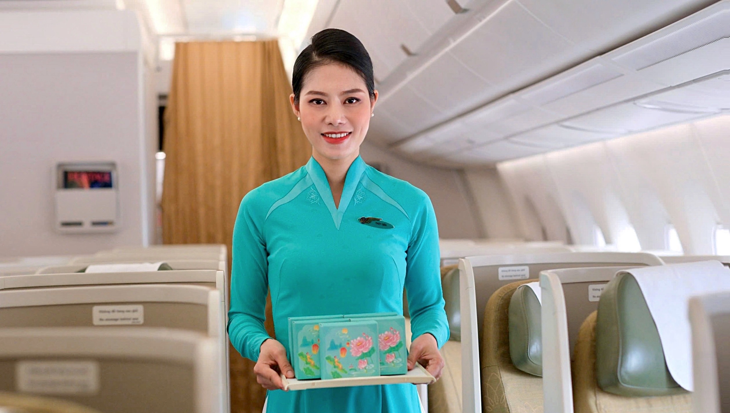 Khách bay Vietnam Airlines được thưởng thức bánh trung thu đặc biệt- Ảnh 1.