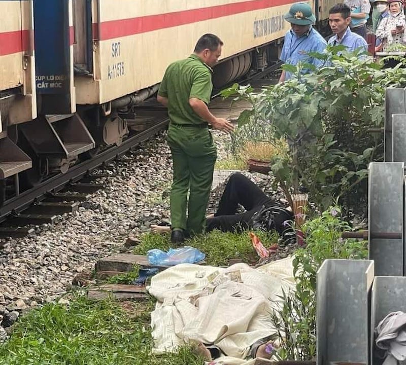 Hà Nội: Một người đàn ông bất ngờ lao vào tàu hỏa, tử vong tại chỗ- Ảnh 1.