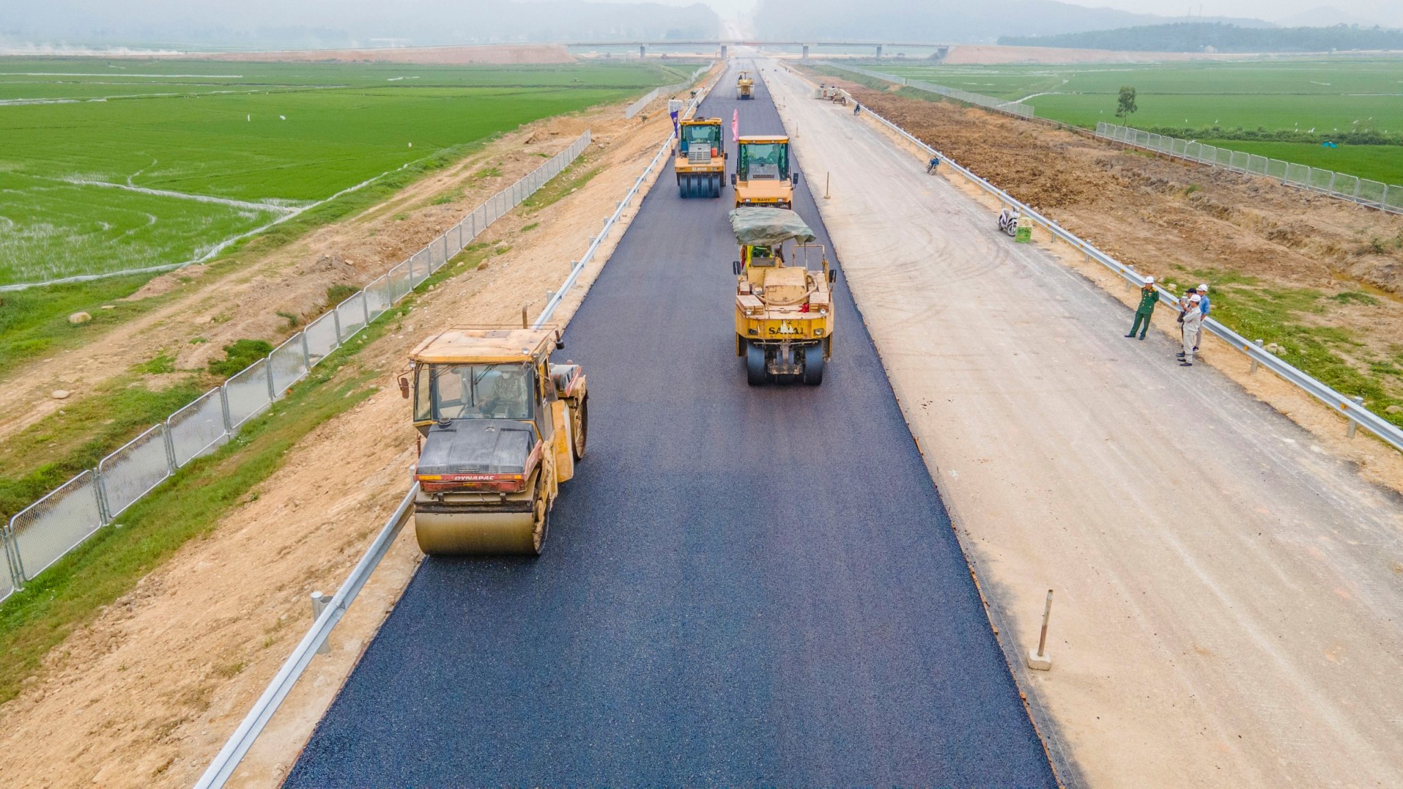 Phát động thi đua cao điểm "500 ngày đêm hoàn thành 3.000km đường bộ cao tốc"- Ảnh 1.