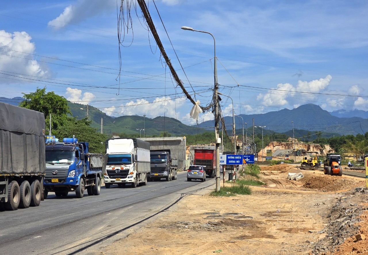 Dây điện giăng "mạng nhện" nơi thi công cầu vượt qua cao tốc Hòa Liên - Túy Loan- Ảnh 4.