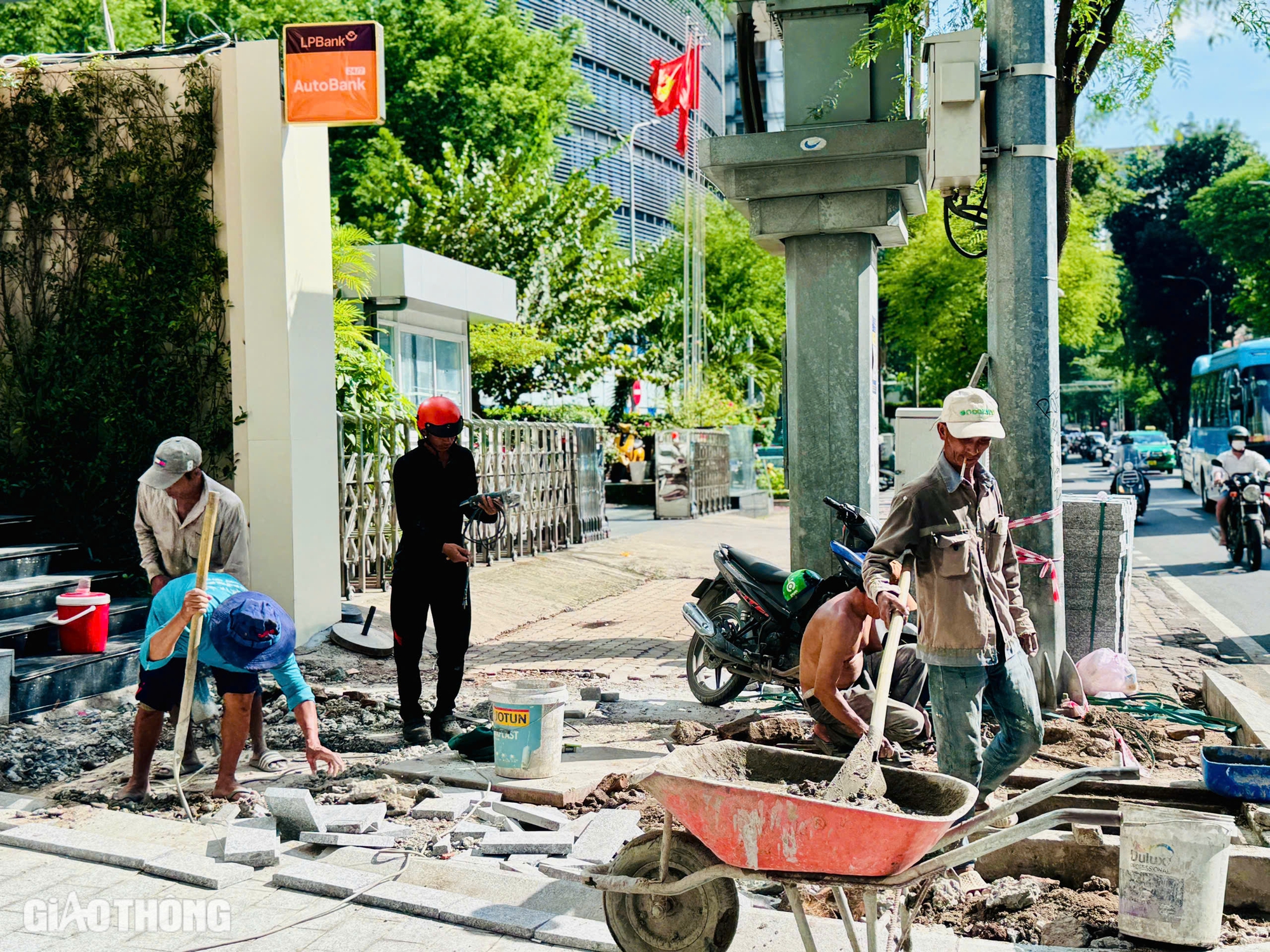 Gần 80 vỉa hè, tuyến hẻm ở TP.HCM được khoác áo mới- Ảnh 2.