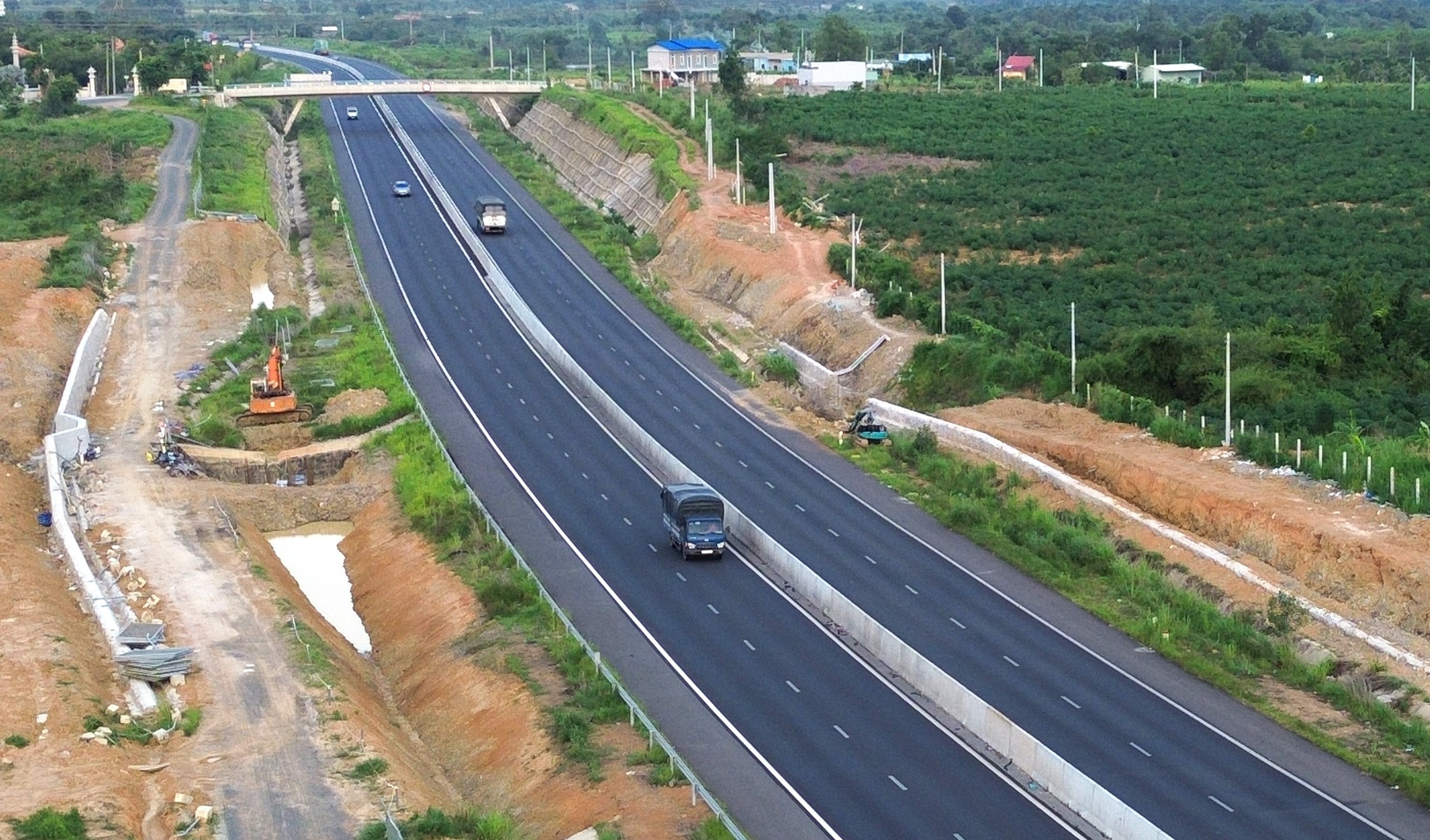 Cận cảnh hồ điều hòa chống ngập trên cao tốc Phan Thiết - Dầu Giây- Ảnh 1.