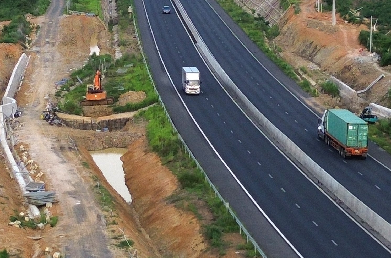 Cận cảnh hồ điều hòa chống ngập trên cao tốc Phan Thiết - Dầu Giây- Ảnh 5.