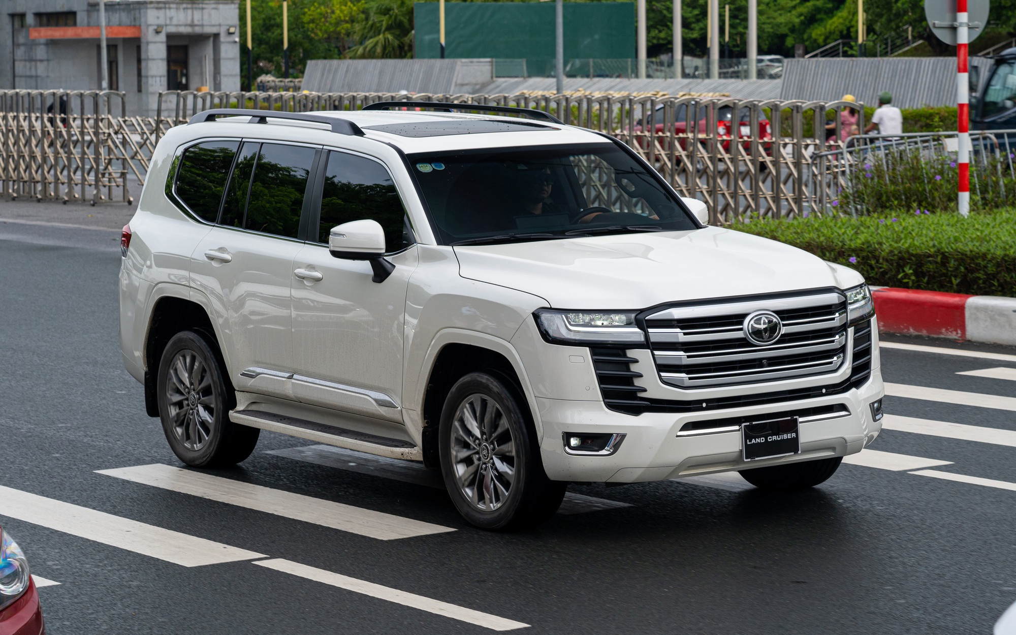 Khan hàng, giá cao, Toyota Land Cruiser vẫn bán chạy