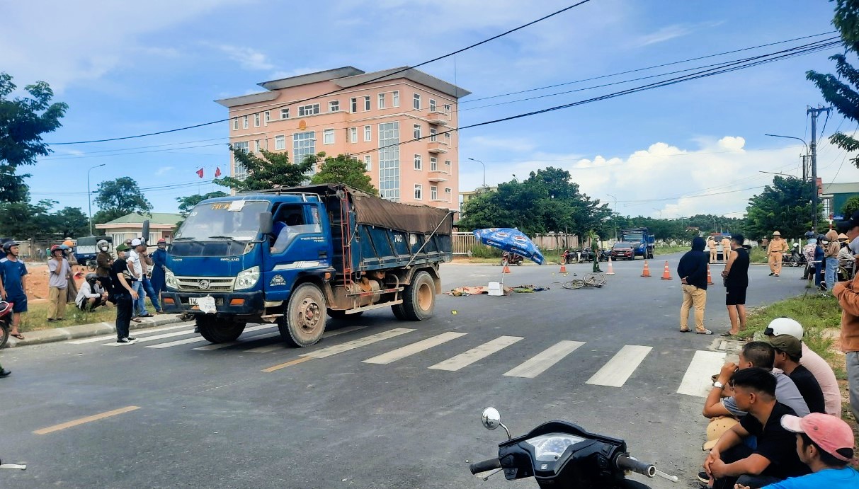 Xe ben va chạm xe đạp ở Quảng Trị, người phụ nữ nghèo tử vong thương tâm- Ảnh 1.