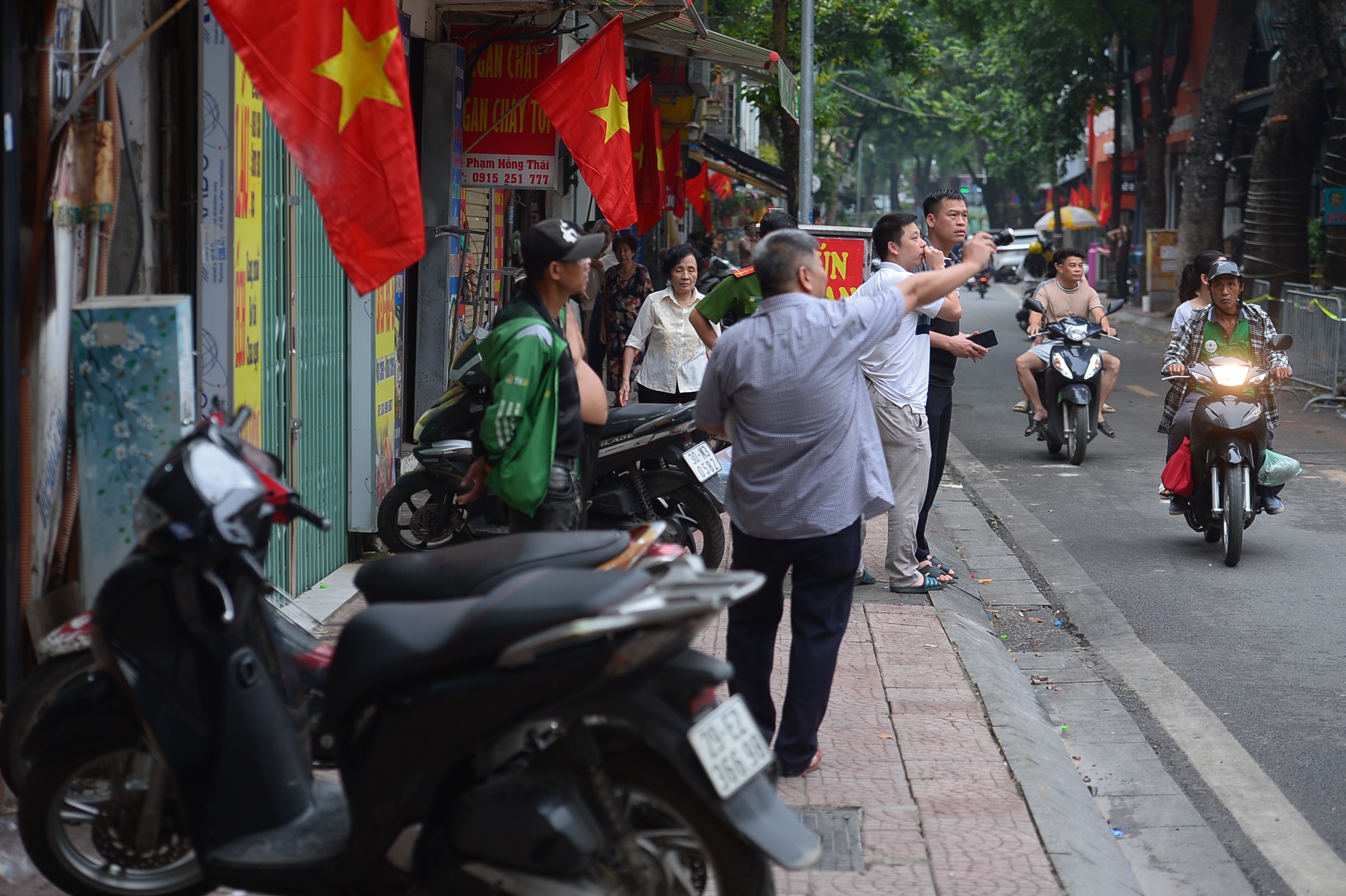 Hoang tàn tại quán bar bị cháy ở Phó Đức Chính, khói vẫn âm ỉ- Ảnh 8.