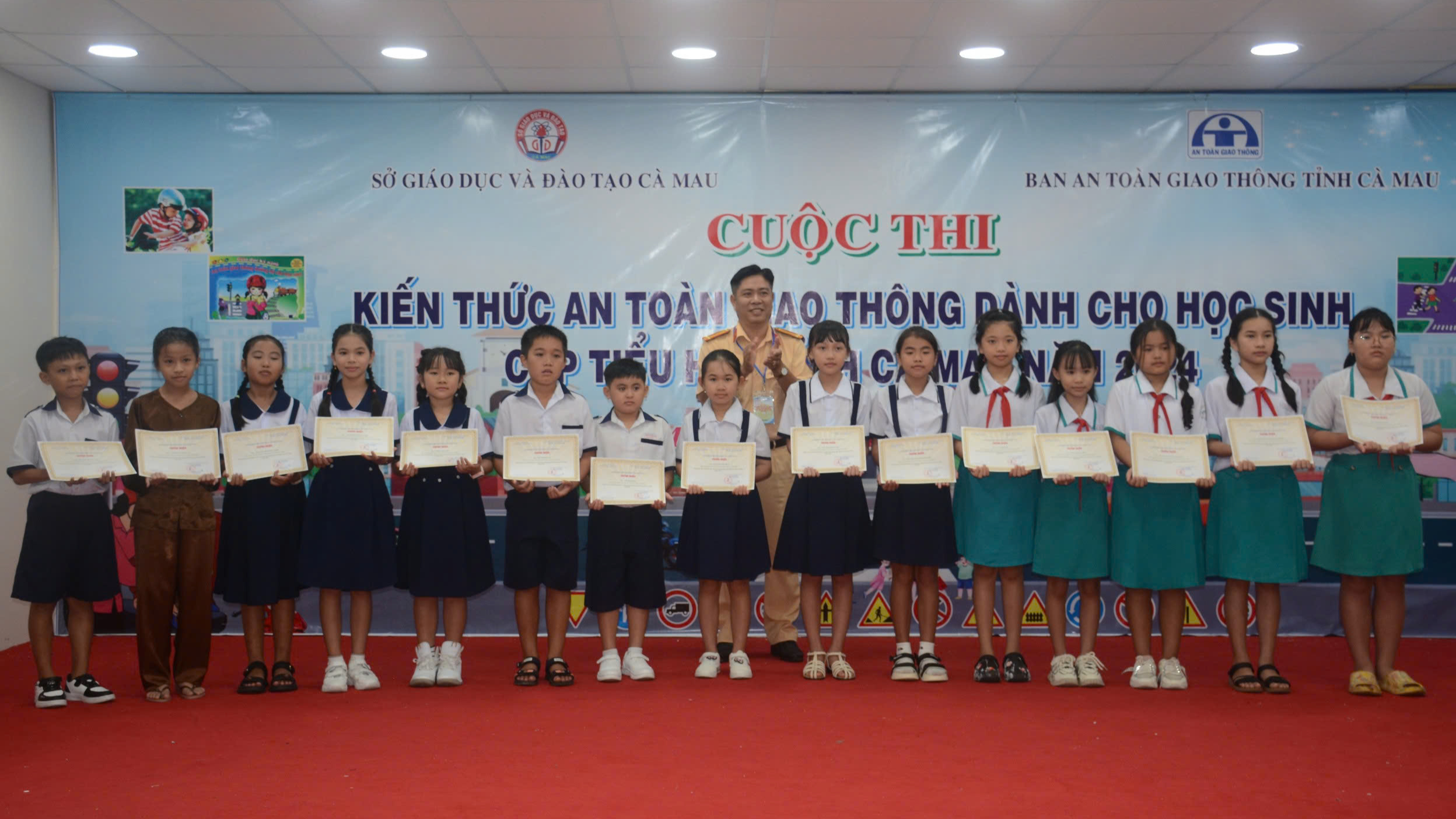 Trao giải cuộc thi kiến thức ATGT cấp tiểu học ở Cà Mau- Ảnh 2.