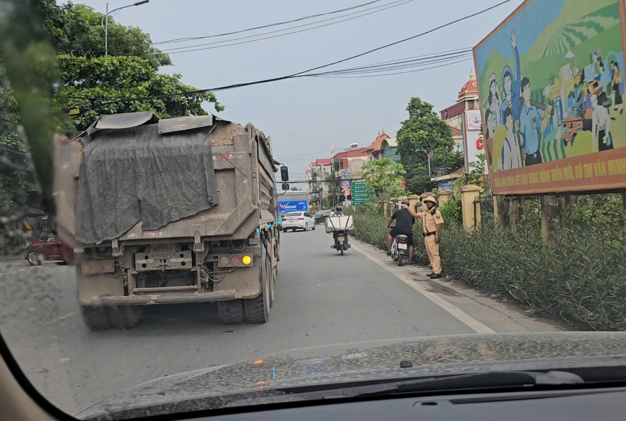 Xe nghi cơi nới rầm rộ chạy trên quốc lộ 1A qua huyện Thường Tín- Ảnh 2.