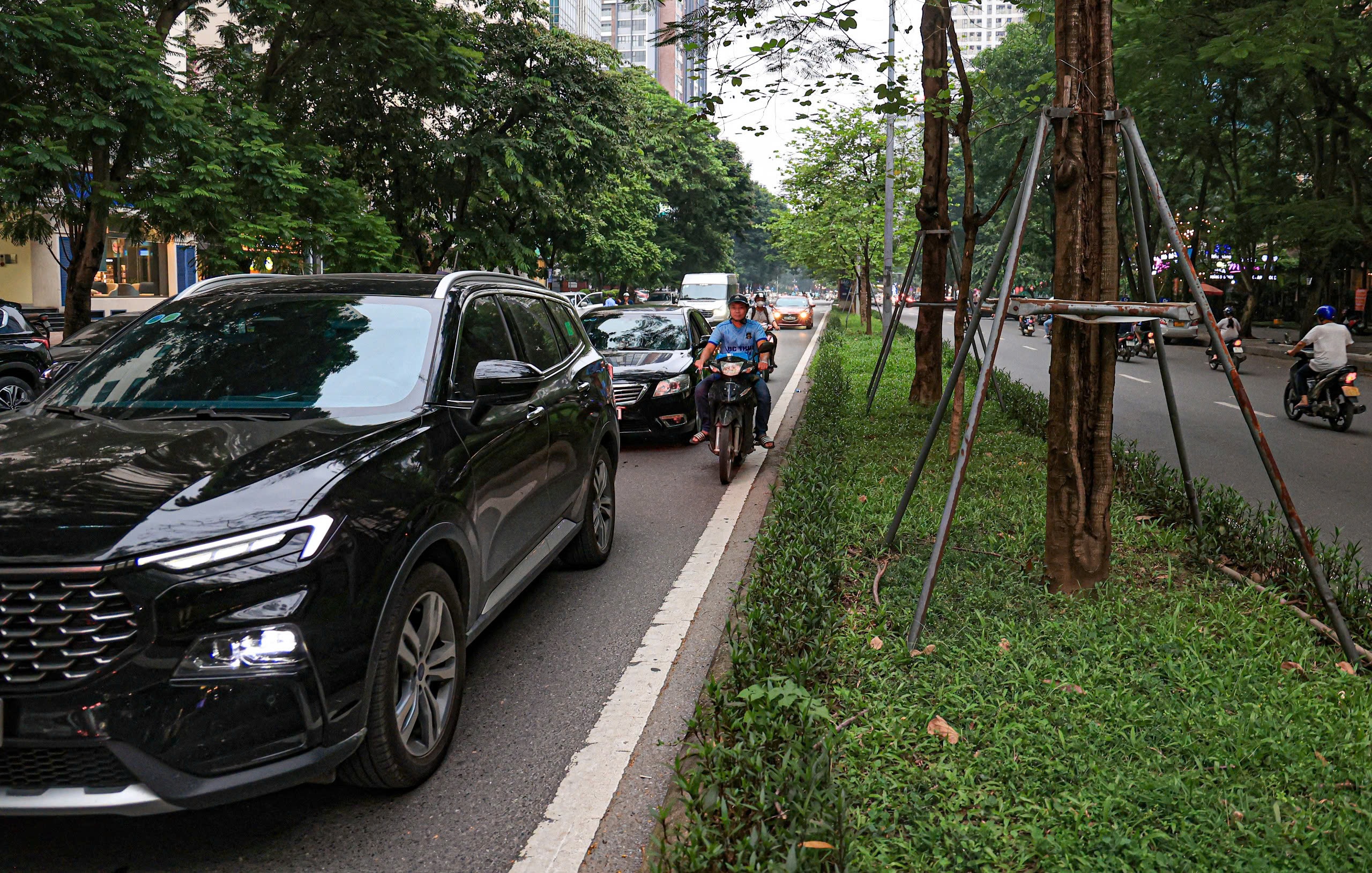 Hiện trạng các tuyến đường sắp được Hà Nội chi cả trăm tỷ đồng xén vỉa hè, dải phân cách- Ảnh 23.