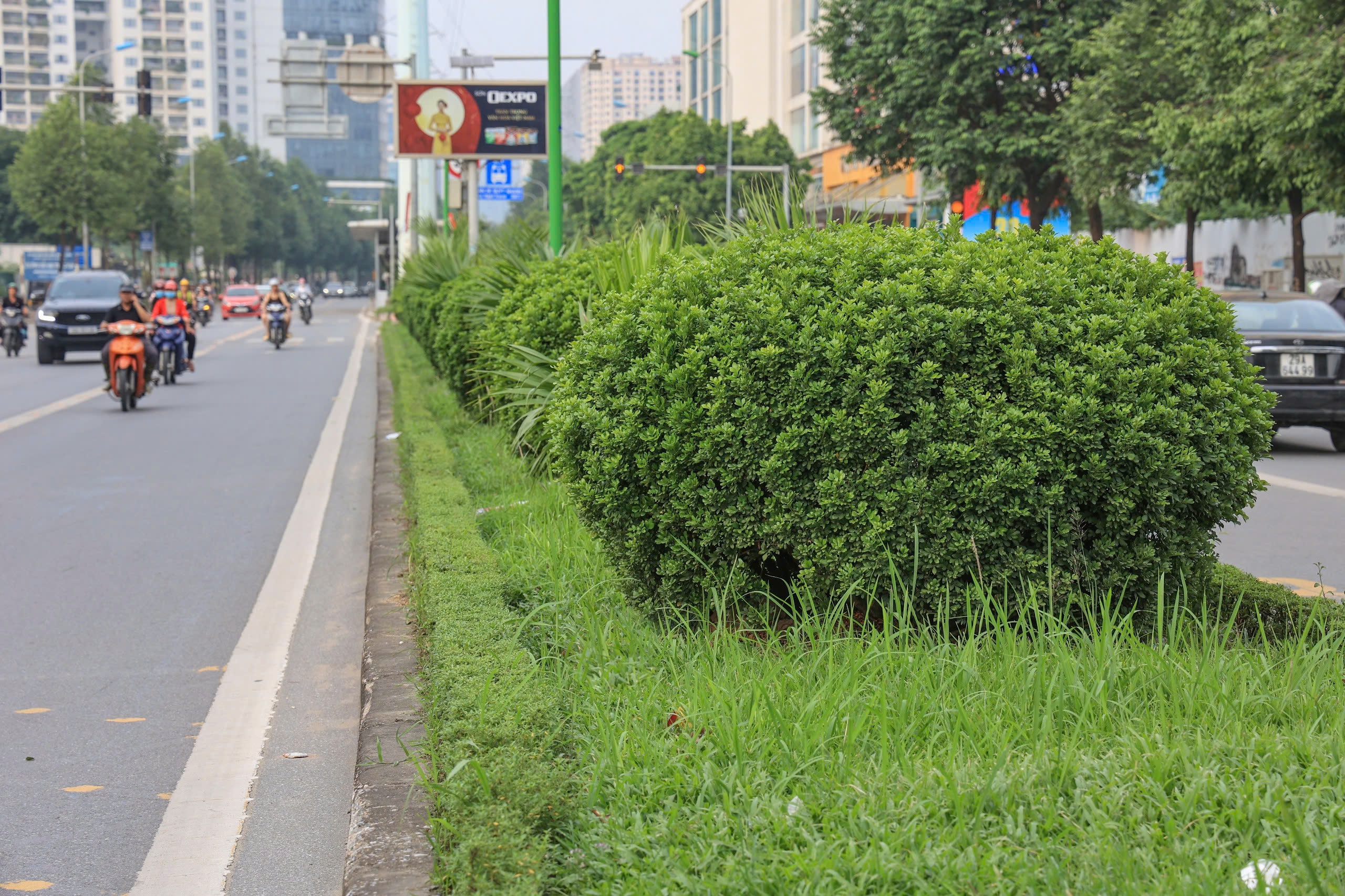 Hiện trạng các tuyến đường sắp được Hà Nội chi cả trăm tỷ đồng xén vỉa hè, dải phân cách- Ảnh 10.