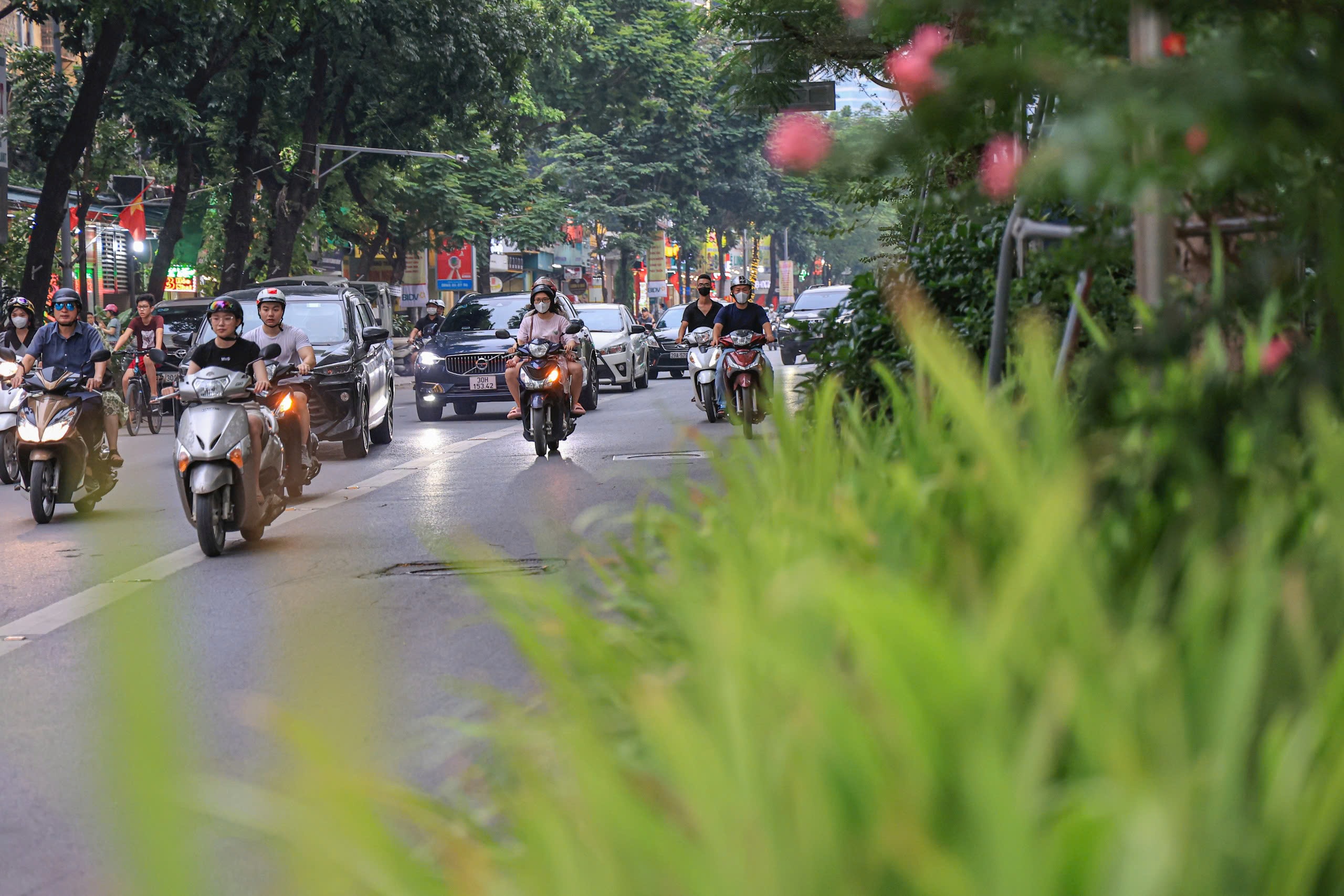 Hiện trạng các tuyến đường sắp được Hà Nội chi cả trăm tỷ đồng xén vỉa hè, dải phân cách- Ảnh 17.