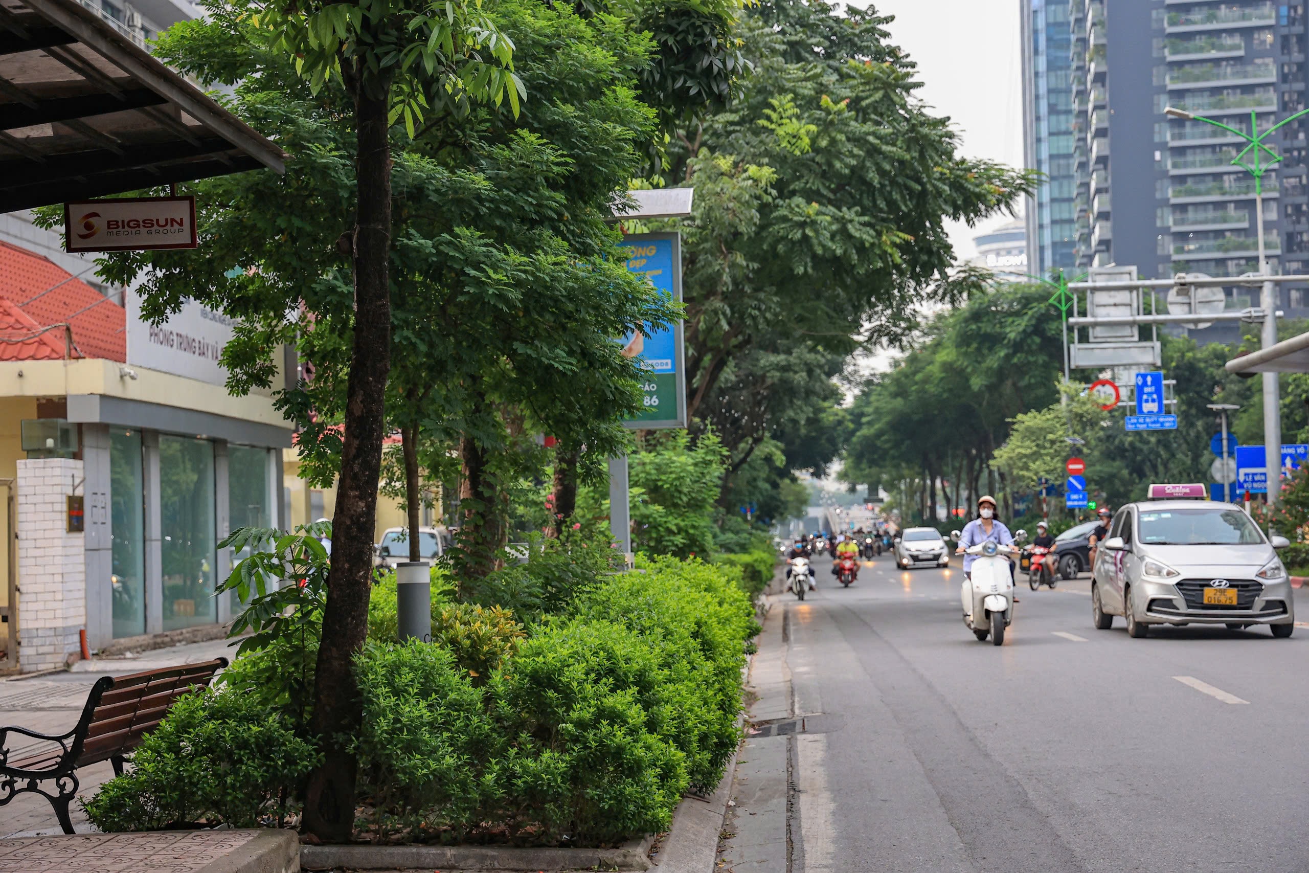 Hiện trạng các tuyến đường sắp được Hà Nội chi cả trăm tỷ đồng xén vỉa hè, dải phân cách- Ảnh 15.