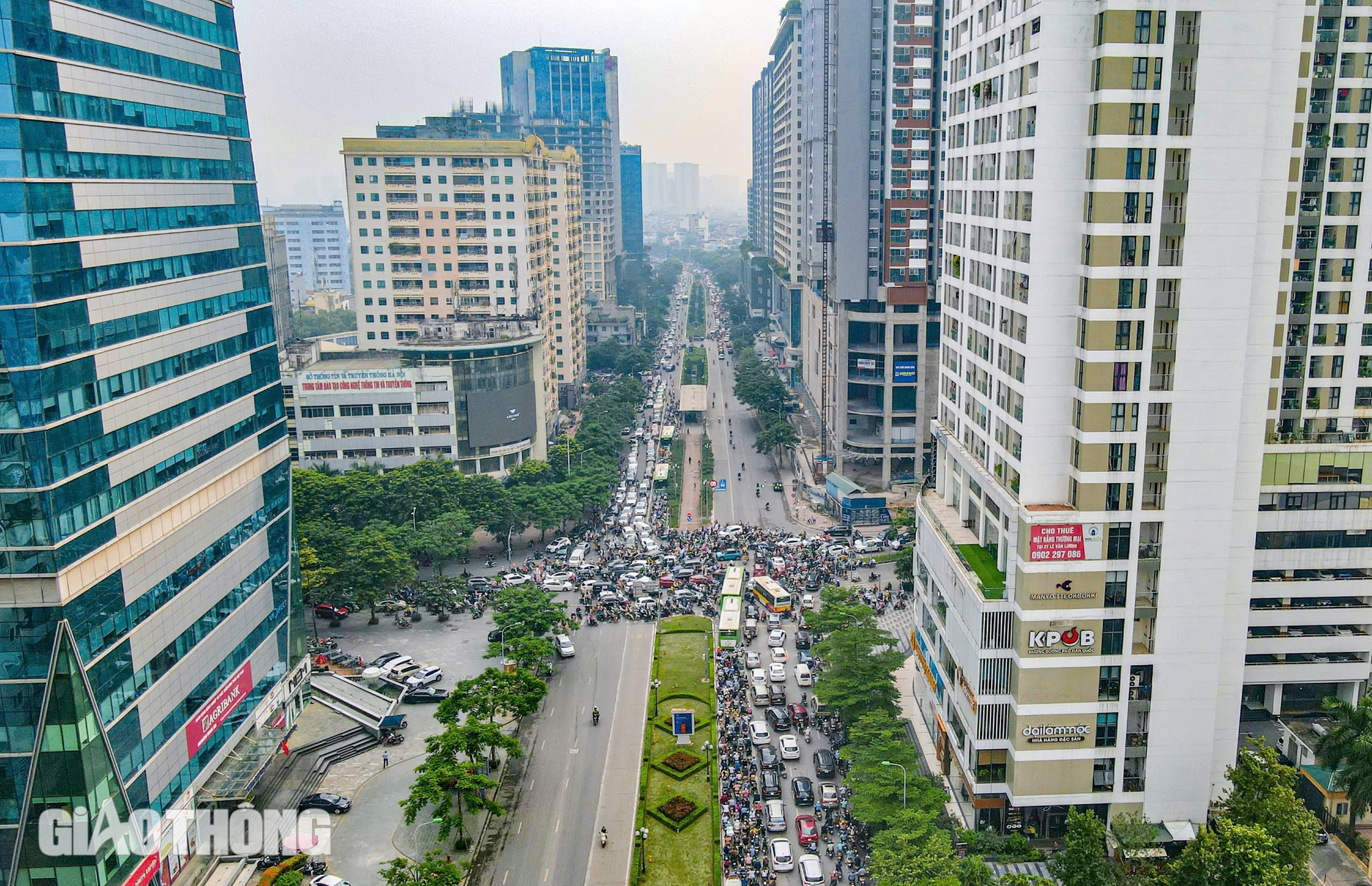 Hiện trạng các tuyến đường sắp được Hà Nội chi cả trăm tỷ đồng xén vỉa hè, dải phân cách- Ảnh 2.