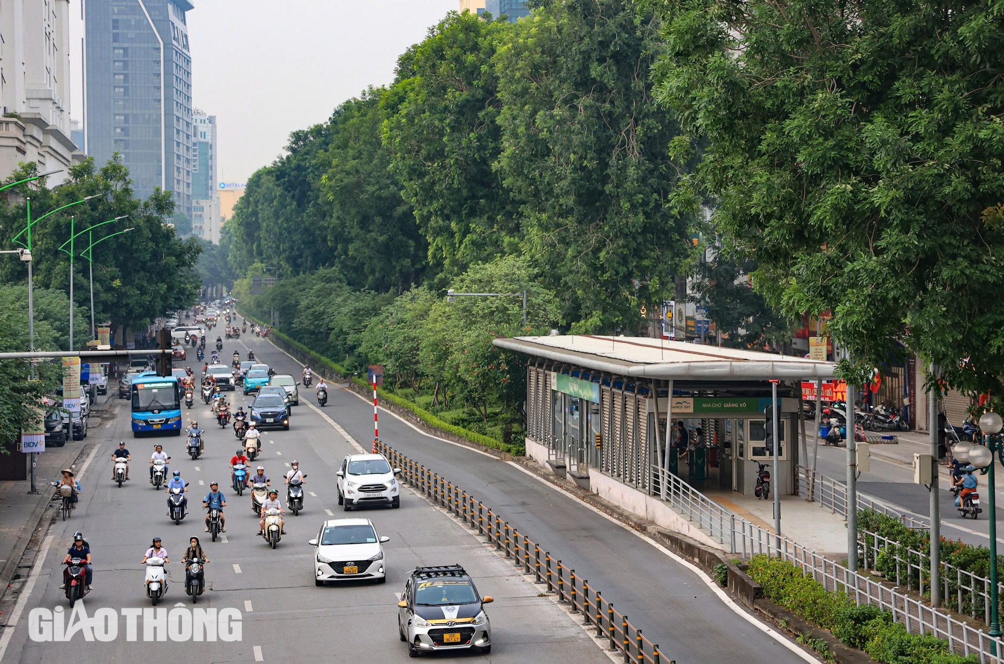 Hiện trạng các tuyến đường sắp được Hà Nội chi cả trăm tỷ đồng xén vỉa hè, dải phân cách- Ảnh 11.