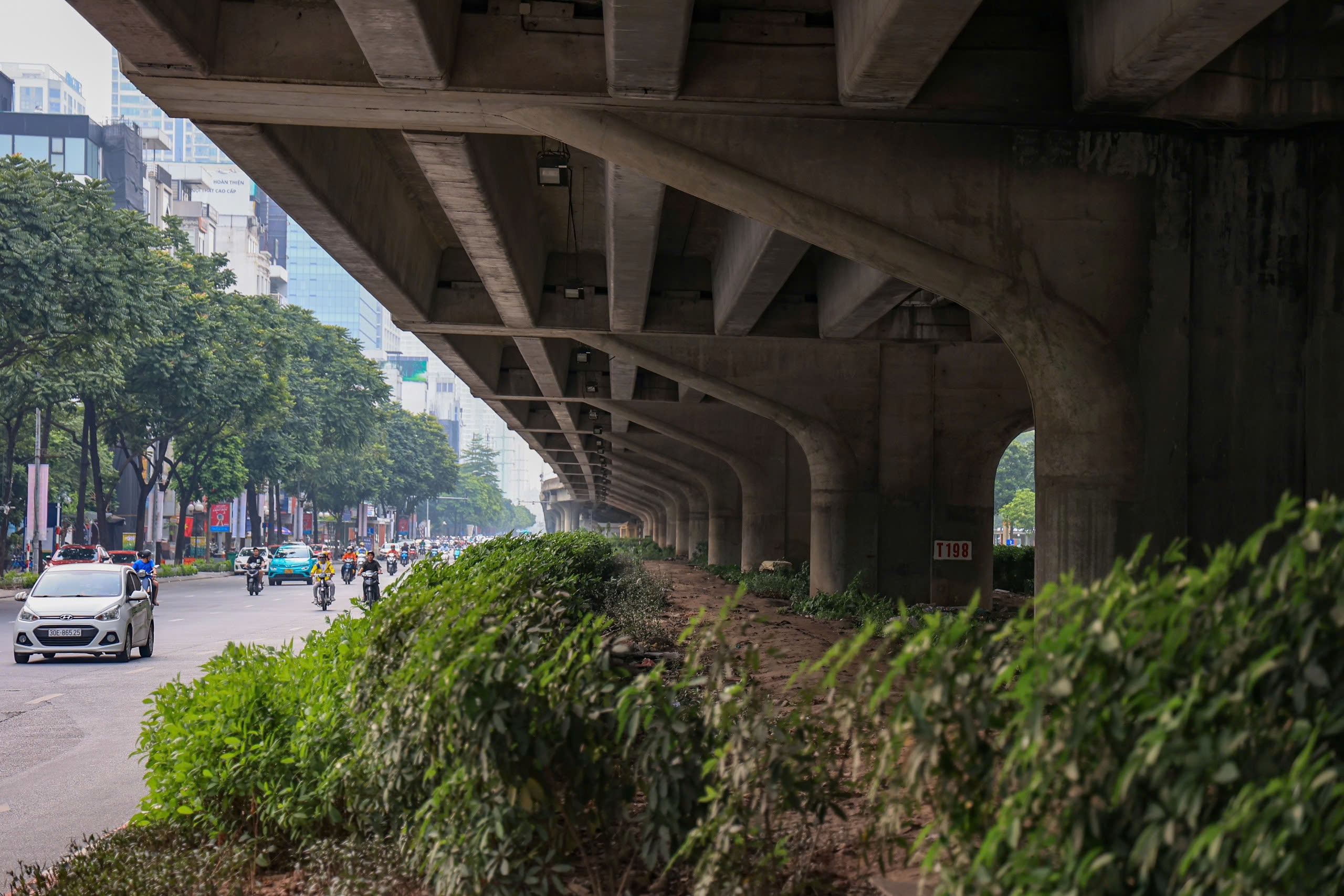 Hiện trạng các tuyến đường sắp được Hà Nội chi cả trăm tỷ đồng xén vỉa hè, dải phân cách- Ảnh 20.