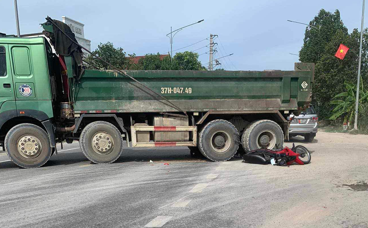 Xe máy va chạm xe tải trên QL46A, 2 thanh niên thương vong- Ảnh 1.