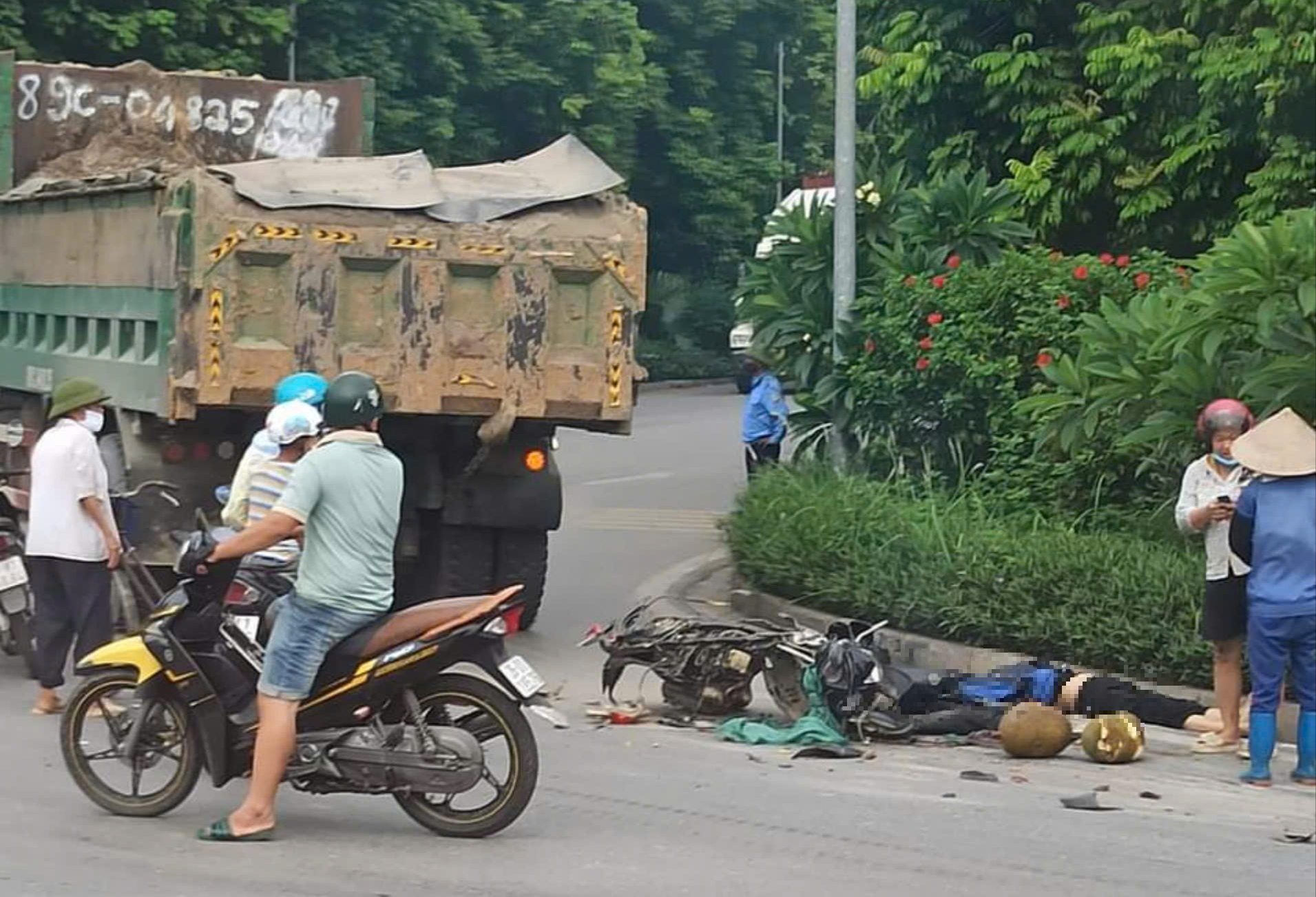 Xe "hổ vồ" cán xe máy ở khúc cua, người phụ nữ tử vong thương tâm- Ảnh 1.