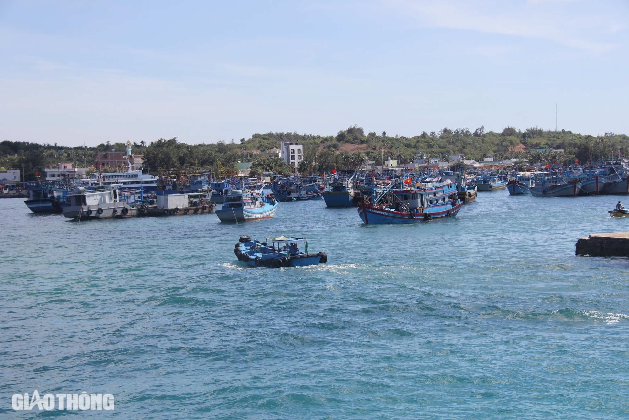 Lốc xoáy đánh chìm tàu cá, 6 ngư dân gặp nạn trên biển Phú Quý- Ảnh 1.