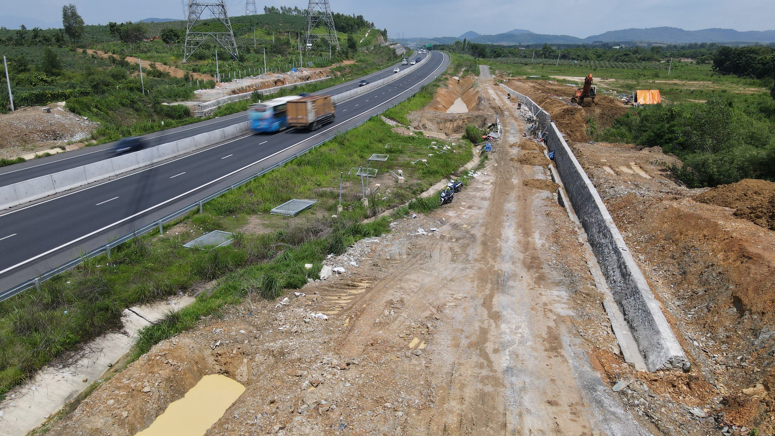 Làm hồ điều hòa chống ngập trên cao tốc Phan Thiết - Dầu Giây- Ảnh 1.