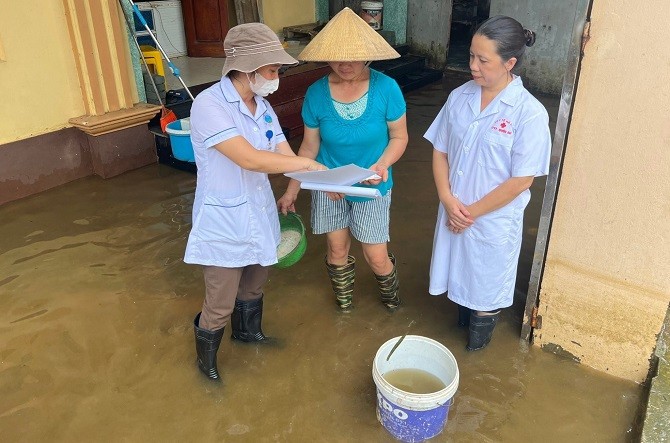 Hà Nội huy động lực lượng thu gom rác thải, phun khử khuẩn sau mưa lũ- Ảnh 1.