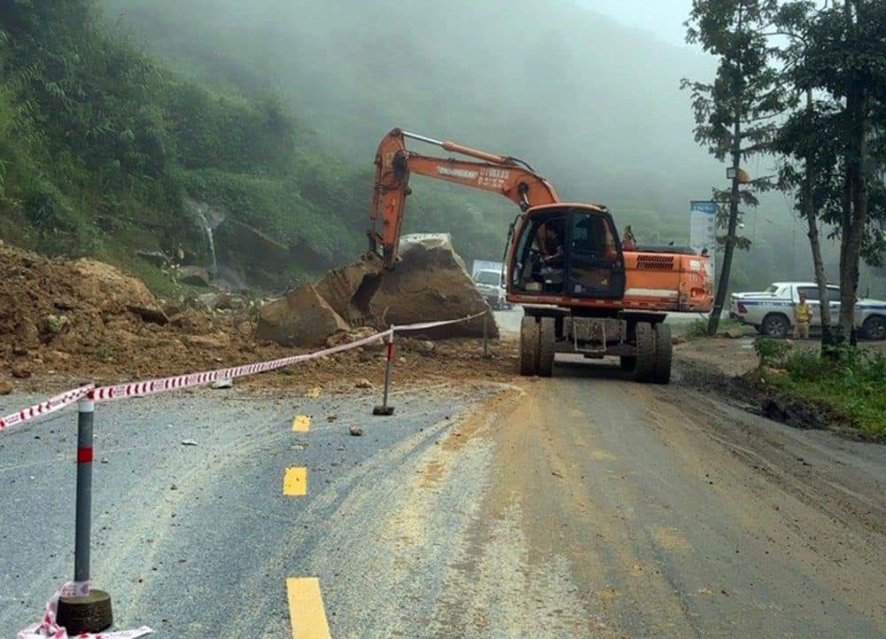 Dùng thuốc nở phá đá thông tuyến QL4D ở Lào Cai- Ảnh 1.