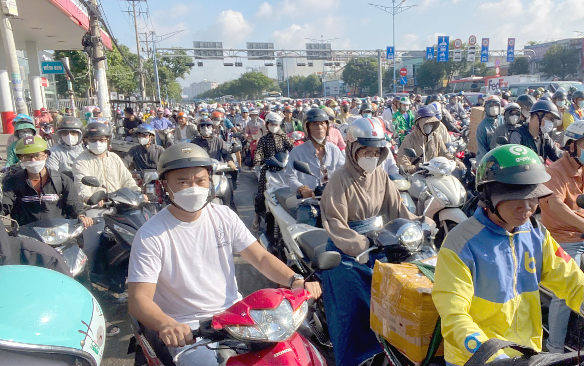 TP.HCM: Cửa ngõ sân bay Tân Sơn Nhất chưa hết tắc- Ảnh 1.