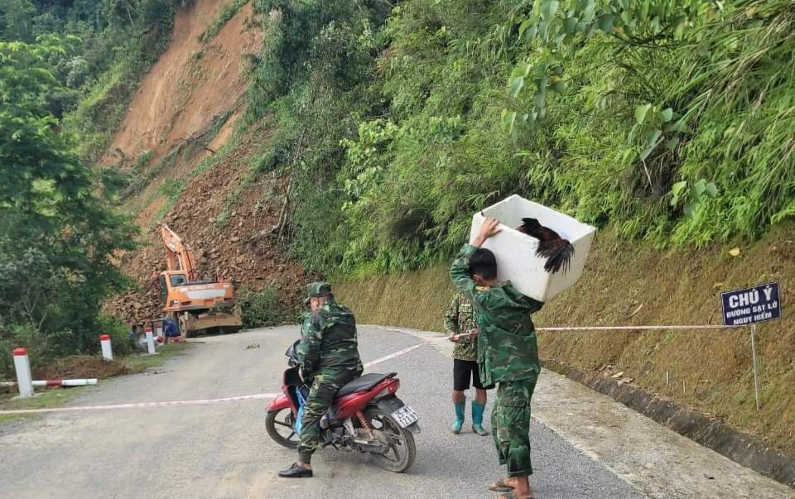 Cấm đường trên quốc lộ 4H qua Lai Châu do tiếp tục sạt lở đất đá- Ảnh 1.