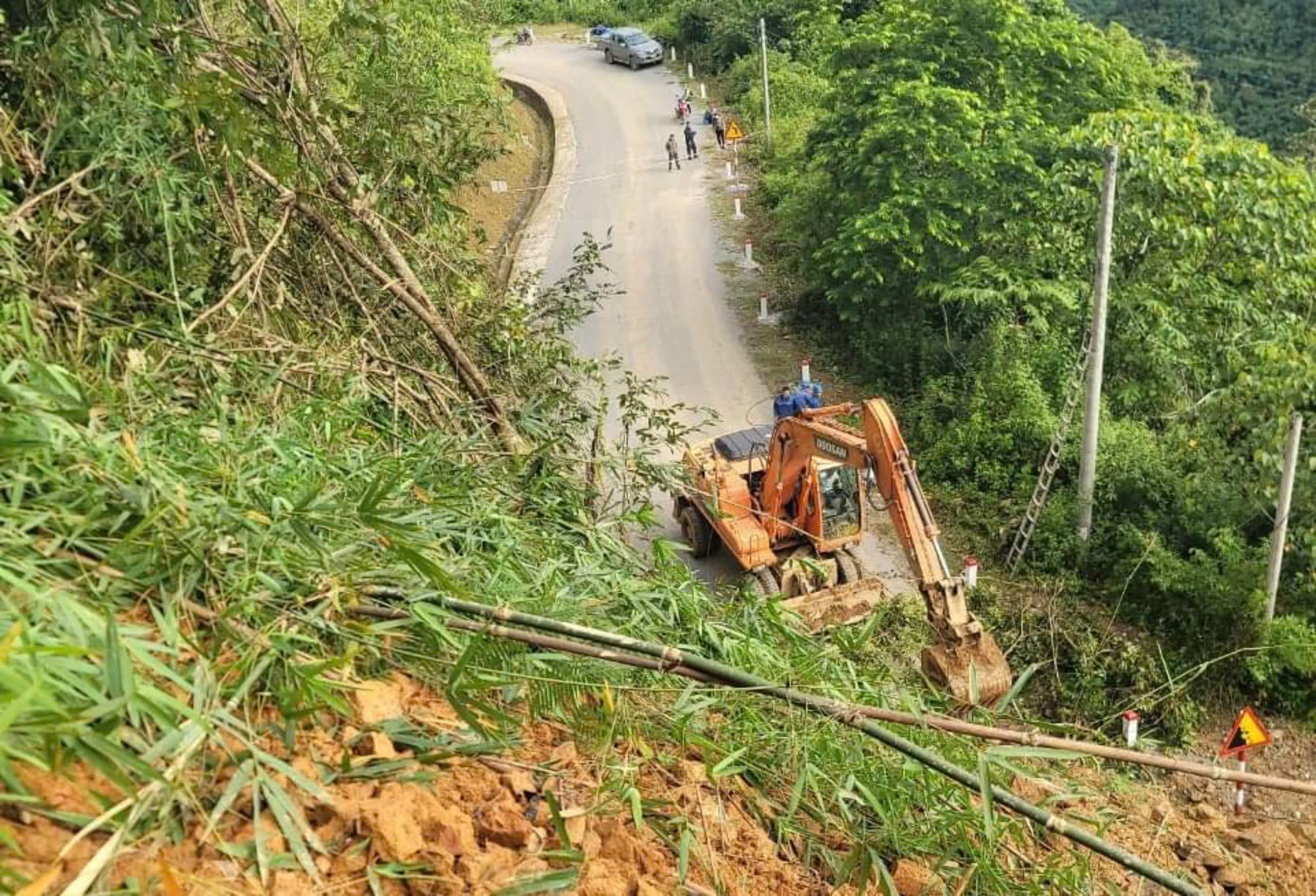 Sạt lở lớn trên quốc lộ 4H chia cắt Lai Châu và Điện Biên- Ảnh 1.