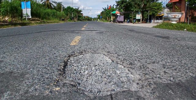 Cần Thơ: Mùa mưa vào đỉnh điểm, đường Nguyễn Văn Cừ nối dài lại chi chít "ổ gà"- Ảnh 1.