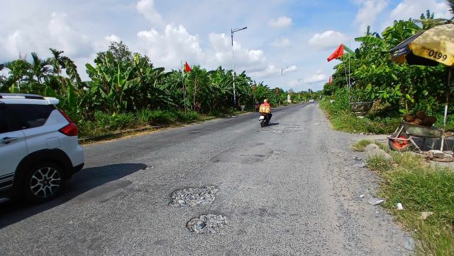 Cần Thơ: Mùa mưa vào đỉnh điểm, đường Nguyễn Văn Cừ nối dài lại chi chít "ổ gà"- Ảnh 5.