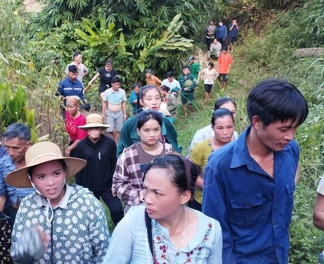 Khen thưởng người tìm thấy bé trai 6 tuổi sống sót sau 4 ngày lạc trong rừng ở Yên Bái- Ảnh 3.