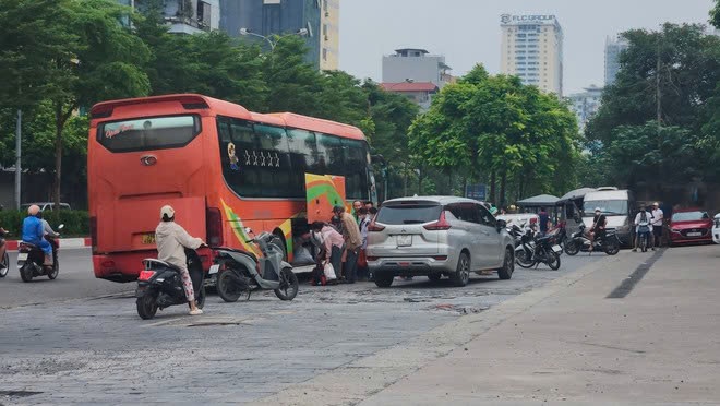 Hà Nội: Hàng loạt nhà xe bị tuýt còi vì hoạt động xe dù, bến cóc- Ảnh 1.