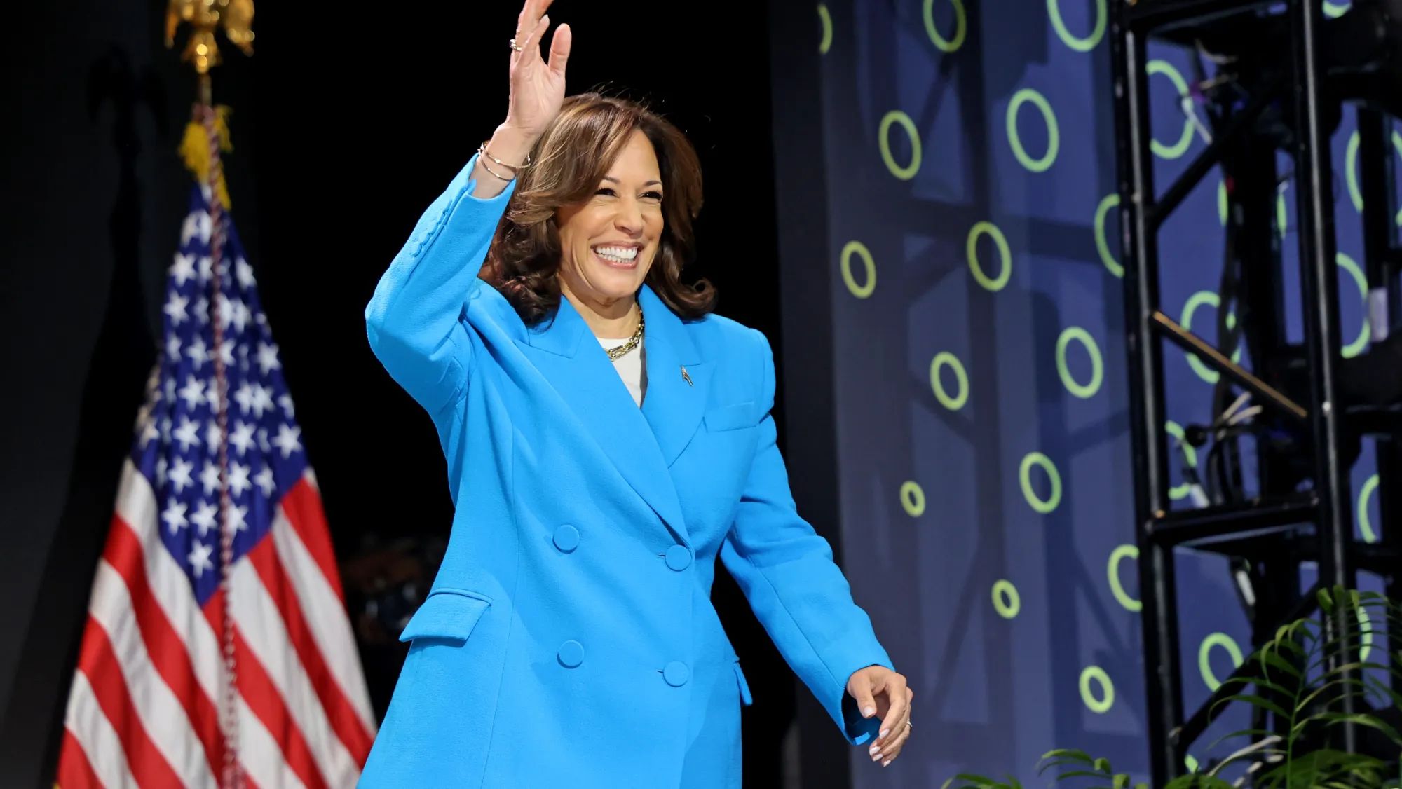 Bà Kamala Harris nhận được tài trợ số tiền vận động kỷ lục chỉ trong 1 tháng- Ảnh 1.